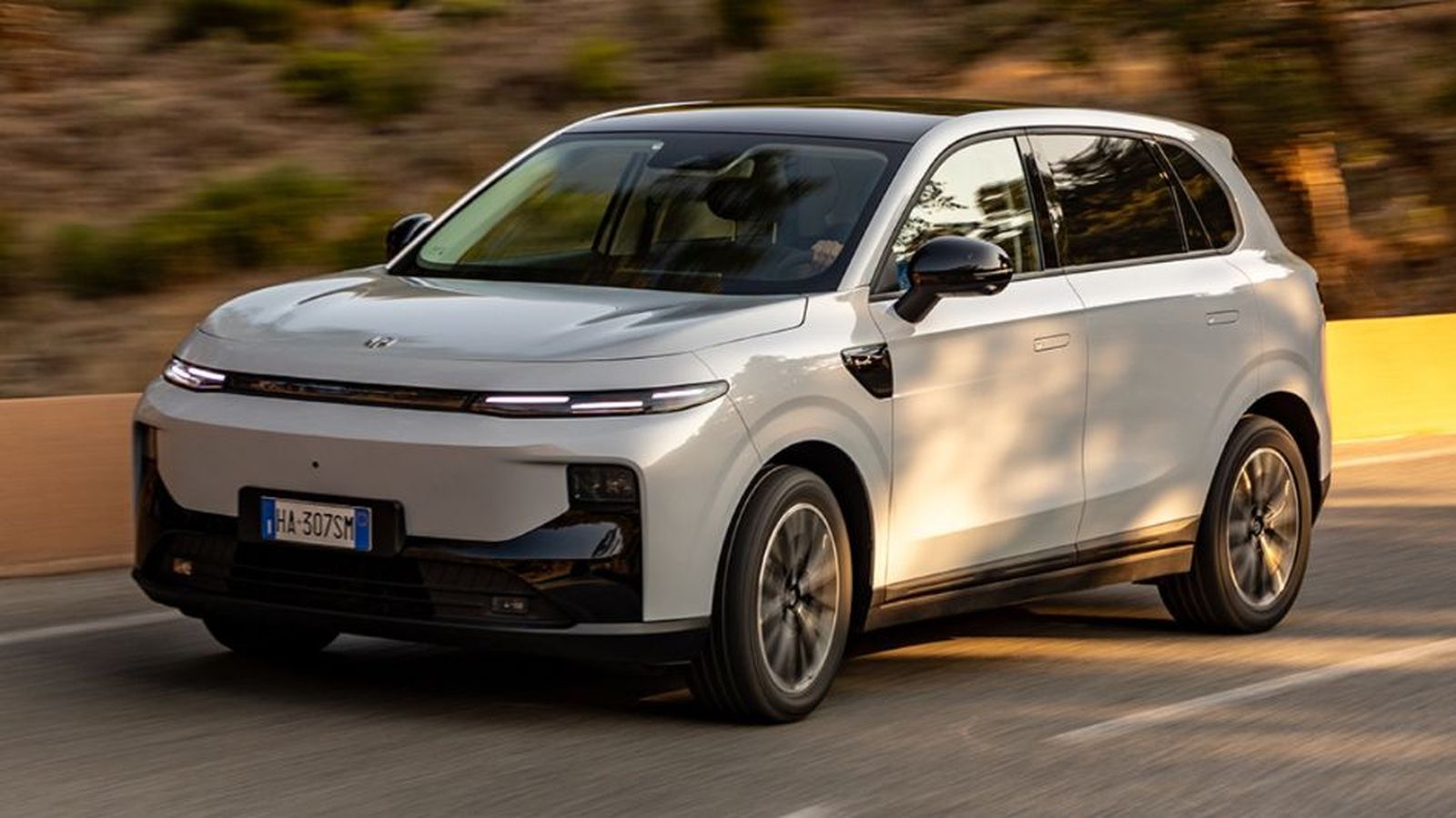 El B10 ya está a la venta en una versión REEV que le permite aumentar su autonomía eléctrica en marcha mediante un motor de gasolina, con un esquema mecánico semejante al del C10.