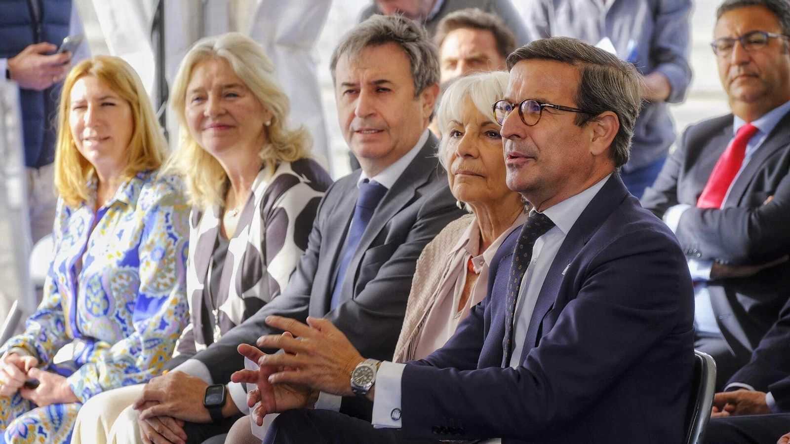 Representantes de Endesa, APBC y Junta, durante el acto de este lunes, en el puerto de Cádiz