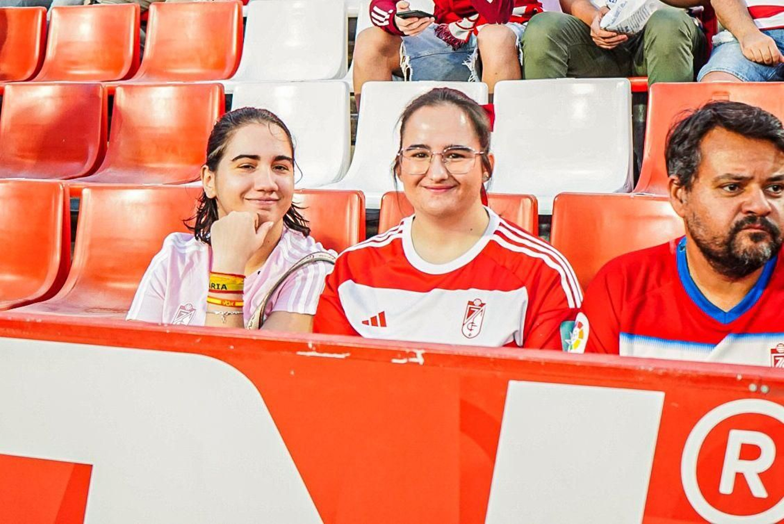 Encuéntrate en la grada de Los Cármenes en el Granada-Málaga