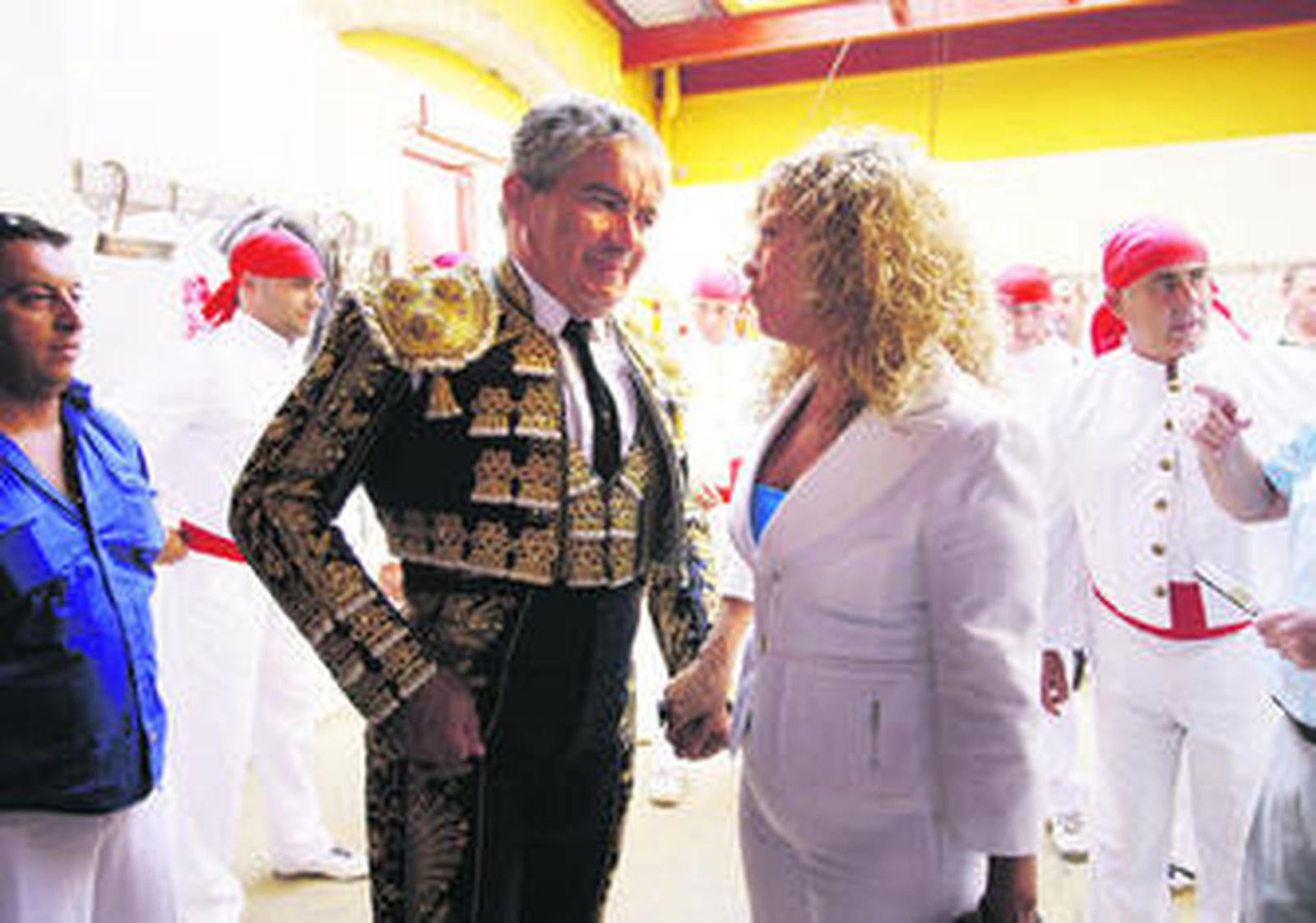 La presidenta Ana Alonso, deseando suerte a José Luis Galloso, antes de subir al palco el pasado domingo.