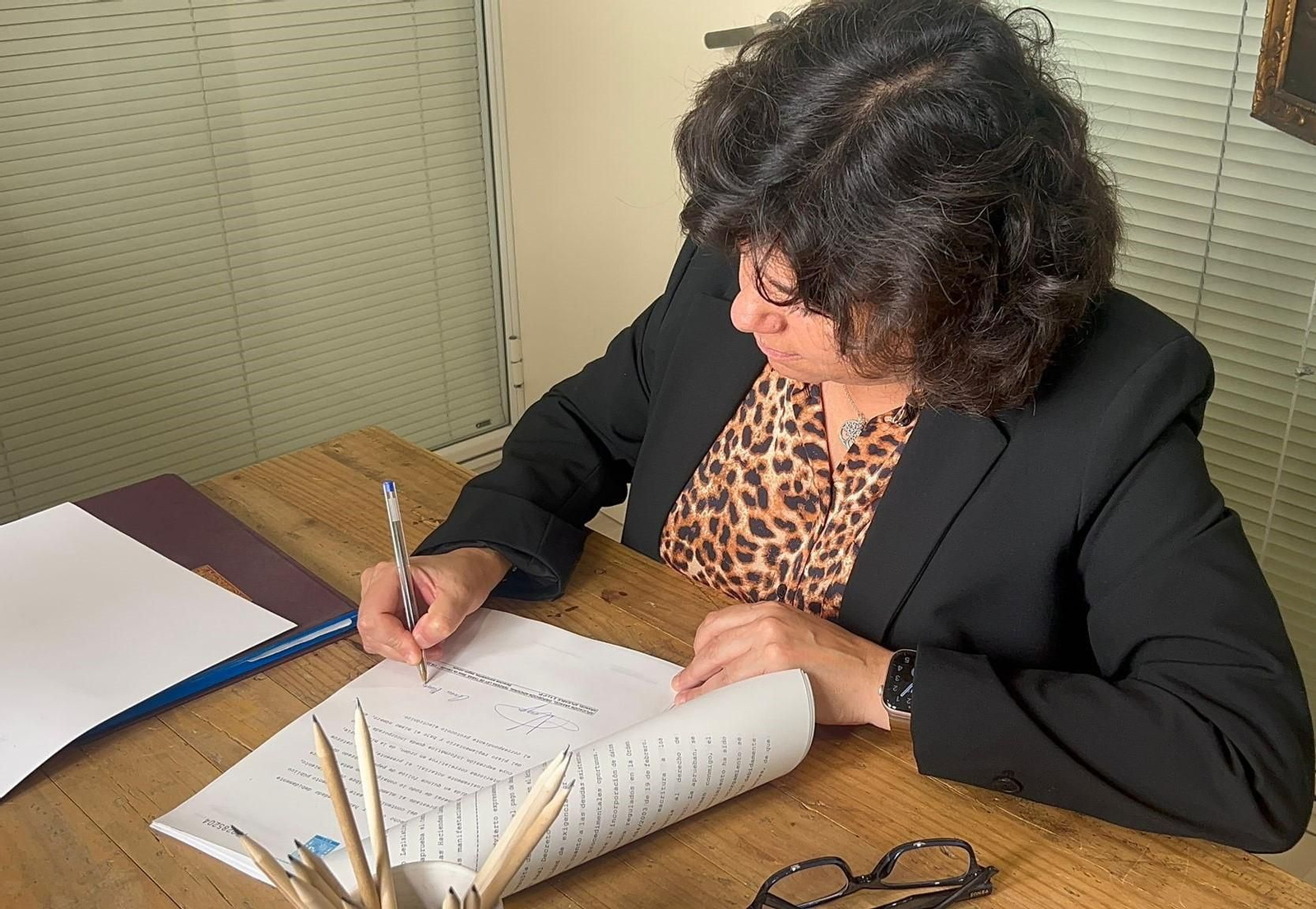 La alcaldesa de Sanlúcar, Carmen Álvarez, firma la adquisición de los locales.