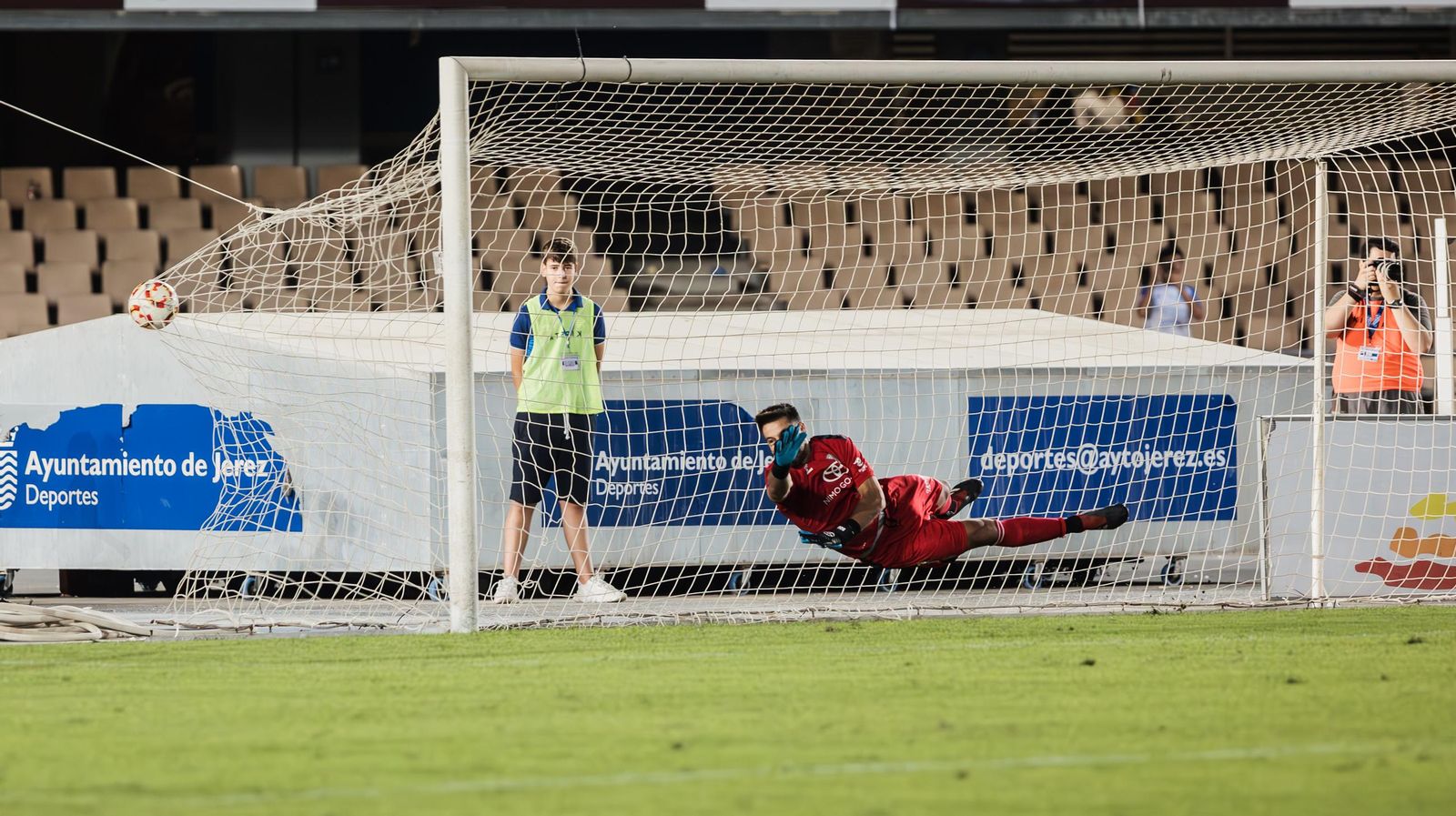 Imágenes del triunfo del Xerez DFC en el 34 Trofeo de la Vendimia