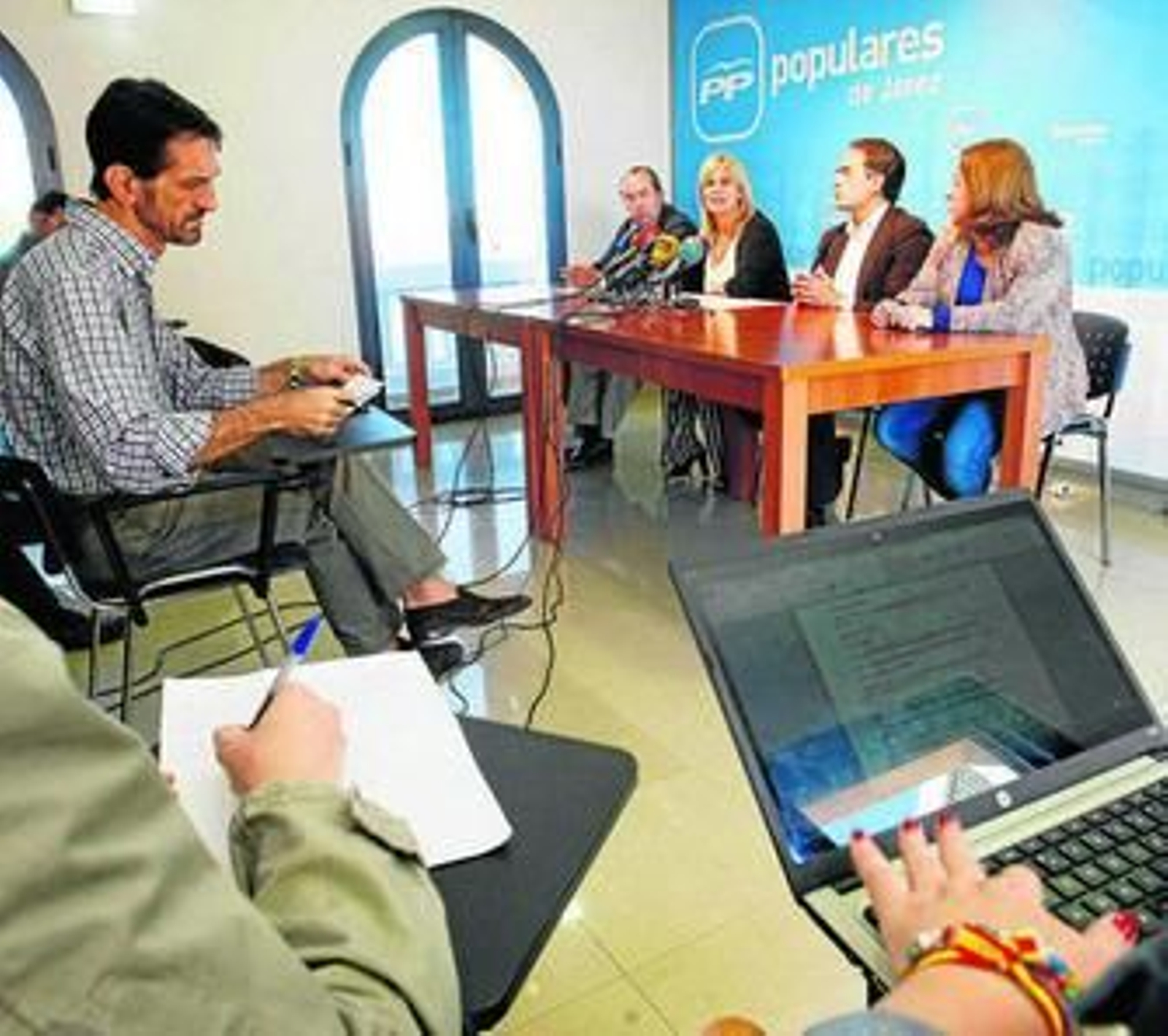 María José García-Pelayo, ayer junto a Antonio Saldaña, Lidia Menacho y Aurelio Romero. María José García-Pelayo, ayer junto a Antonio Saldaña, Lidia Menacho y Aurelio Romero.