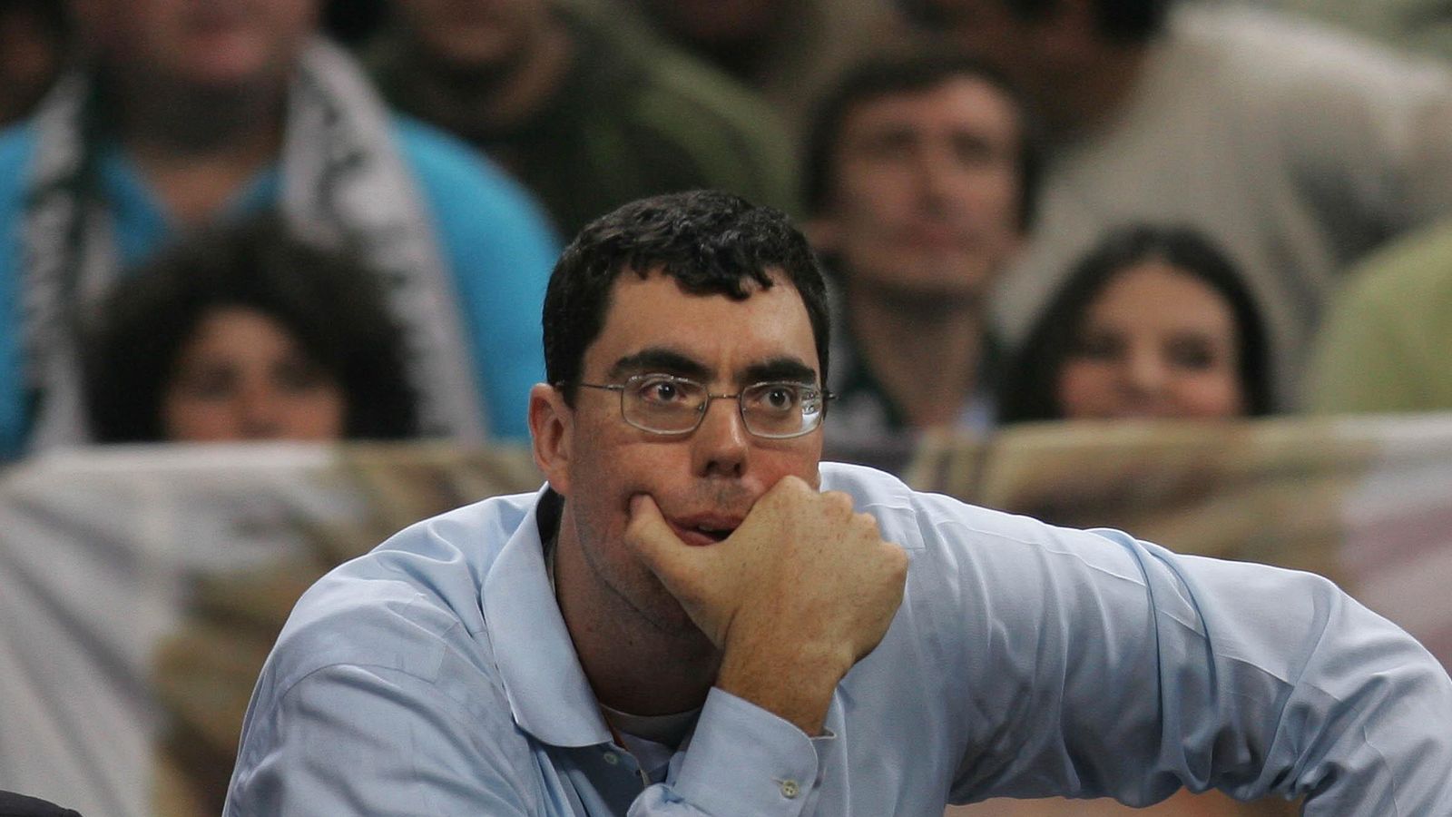 Daniel Santiago contempla la Final Four de Atenas desde el banquillo.