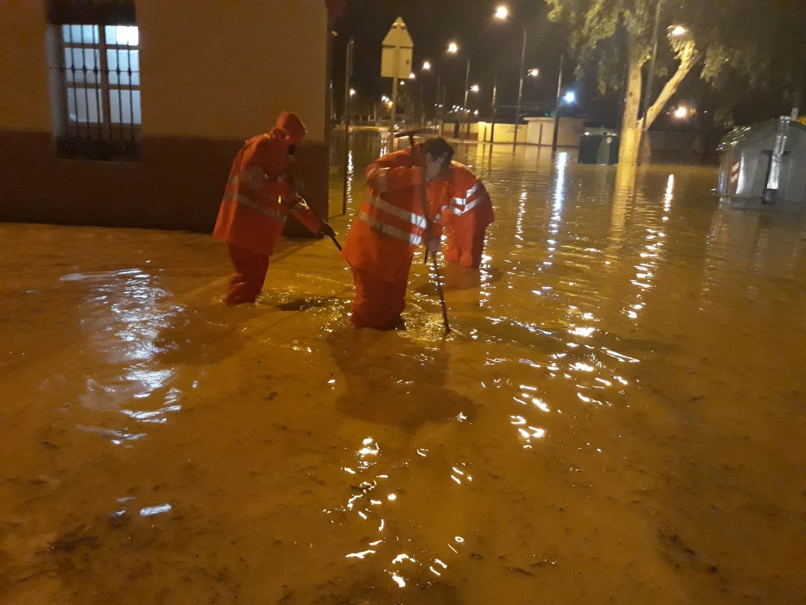 Operarios de emergencias de Utrera trabajan en la zona inundada