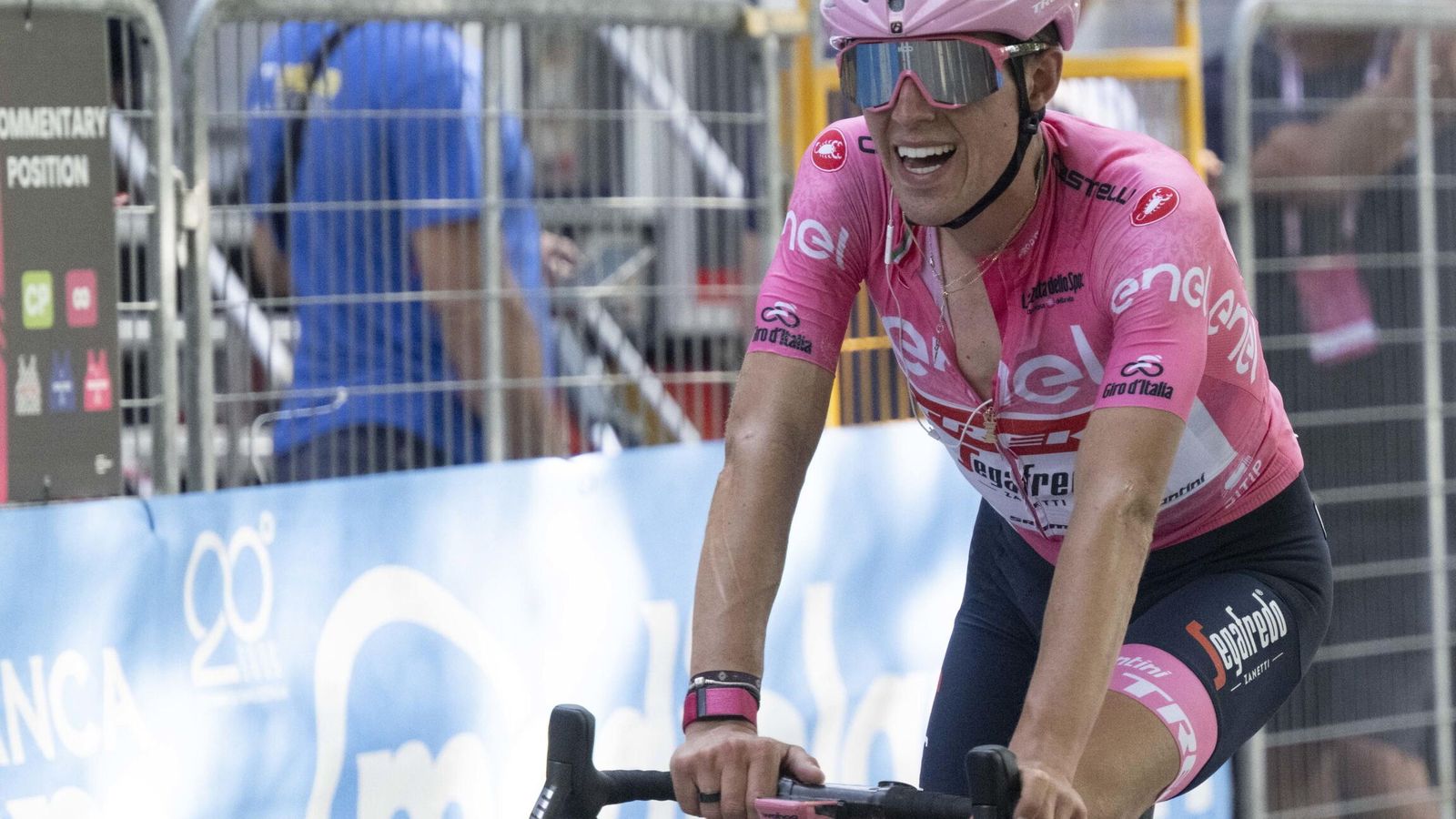 Juanpe López tras finalizar la etapa 14 del Giro de Italia vistiendo la ‘maglia’ rosa.