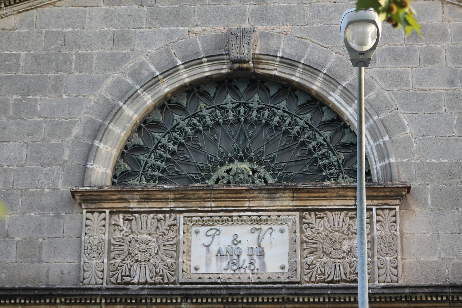 Detalle de la bodega Dios Baco, con el año de su construcción, 1848.