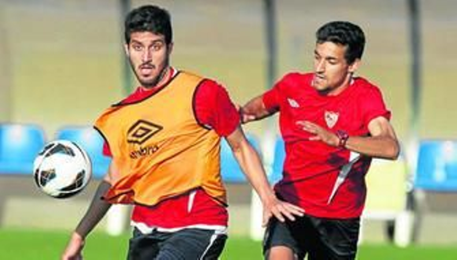 Jesús Navas persigue con fuerza a Campaña para evitar que se acomode con el balón.