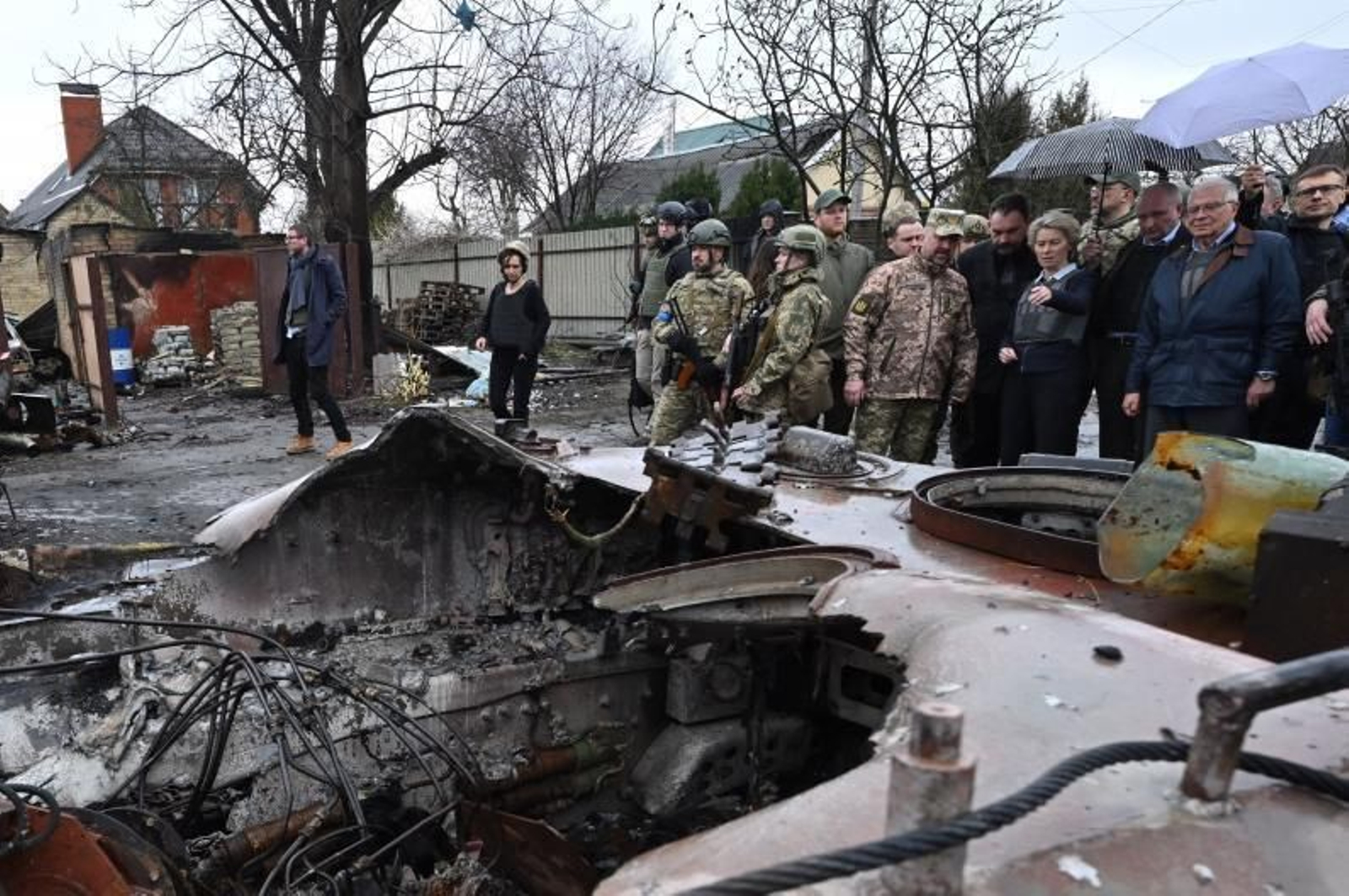 Von der Leyen y Borrell, durante su visita a Bucha.