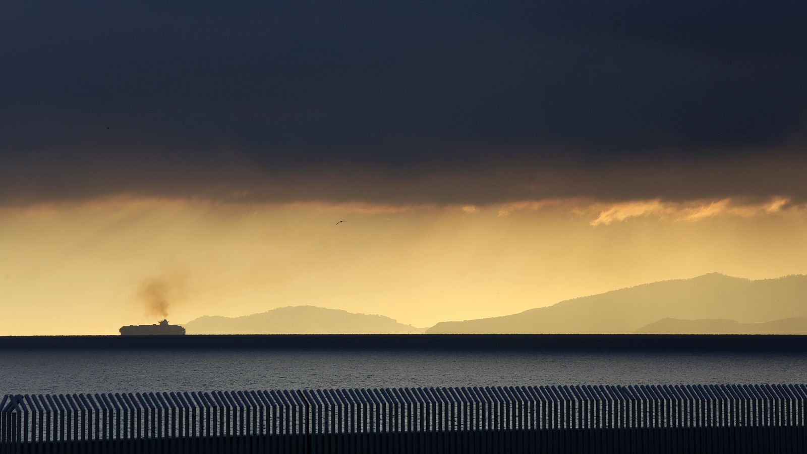 El Estrecho de Gibraltar, visto desde el Puerto de Tarifa.