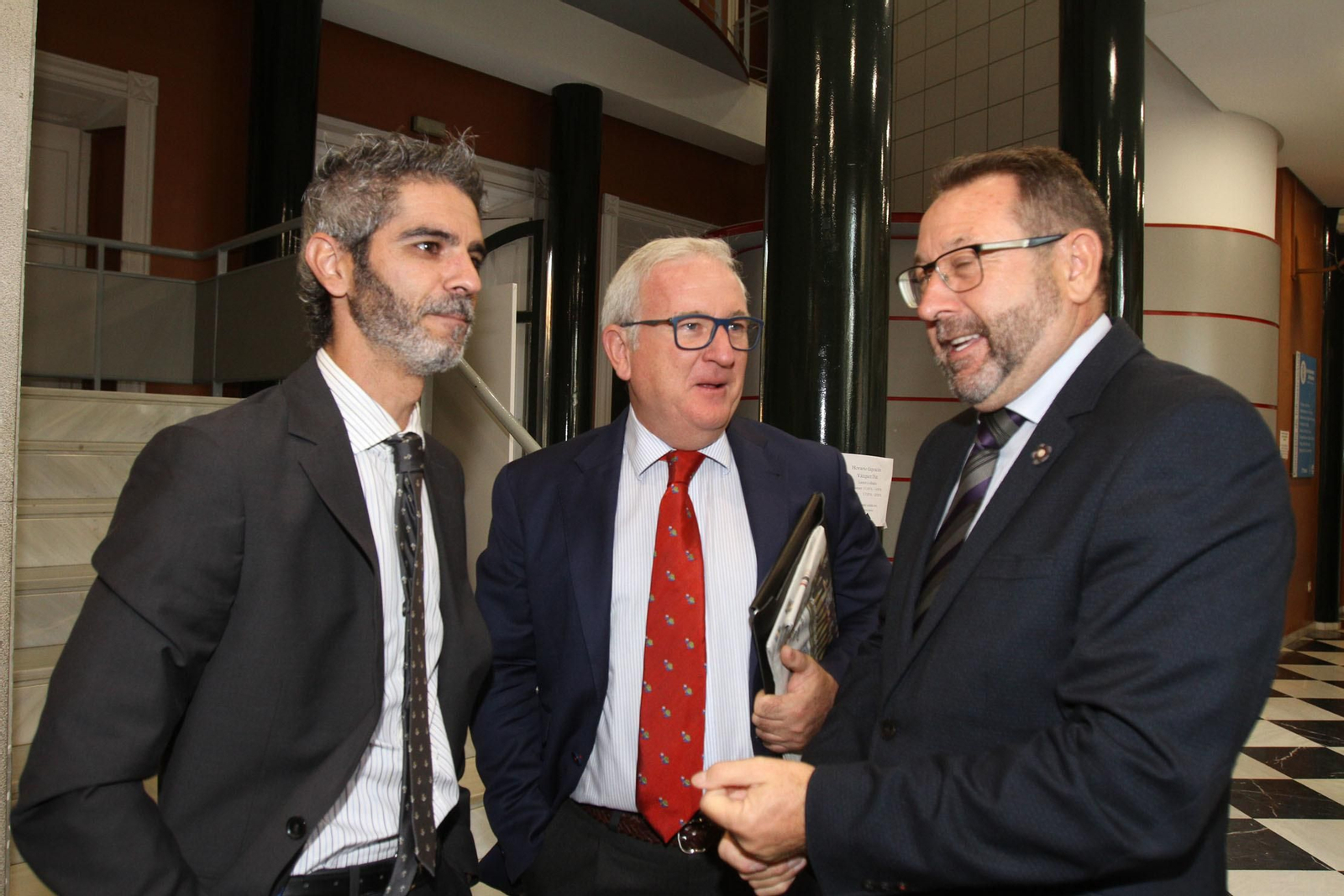 Imágenes de la conferencia y desayuno-coloquio de Gabriel Cruz, alcalde de Huelva