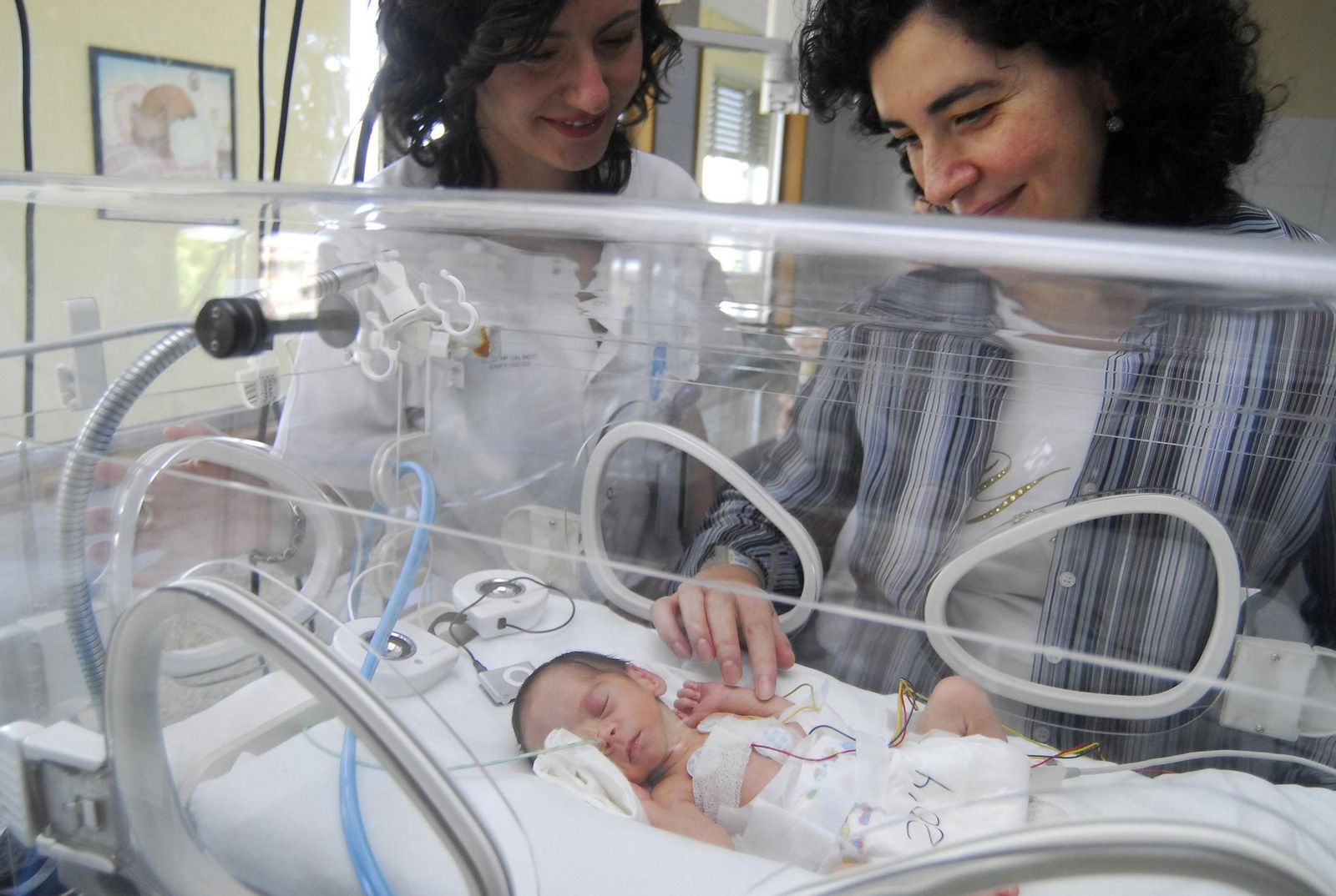 Un bebé neonato de la Unidad Neonatal del Hospital Materno Infantil de Granada.
