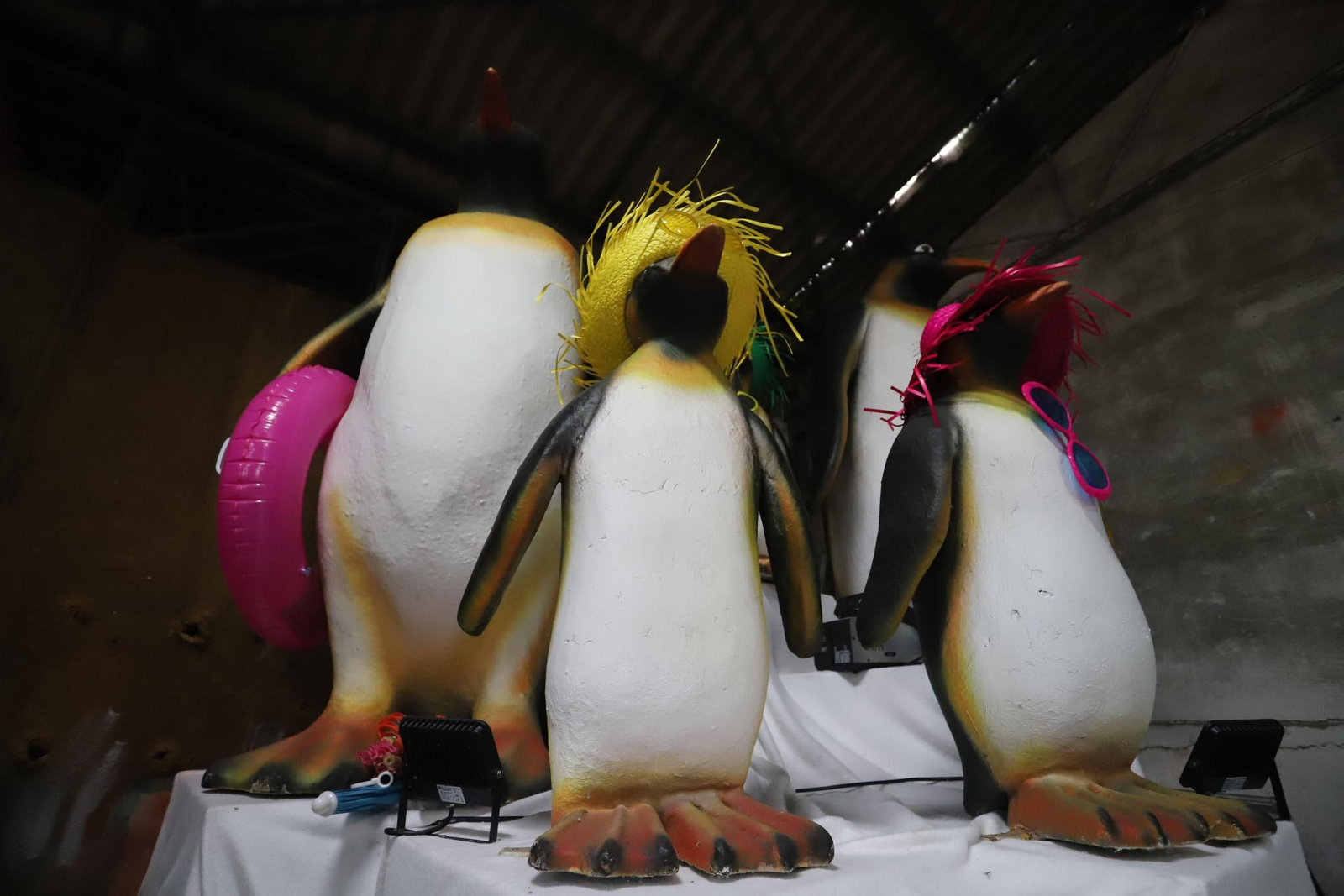 Imágenes de los preparativos de las carrozas de sus Majestades los Reyes Magos