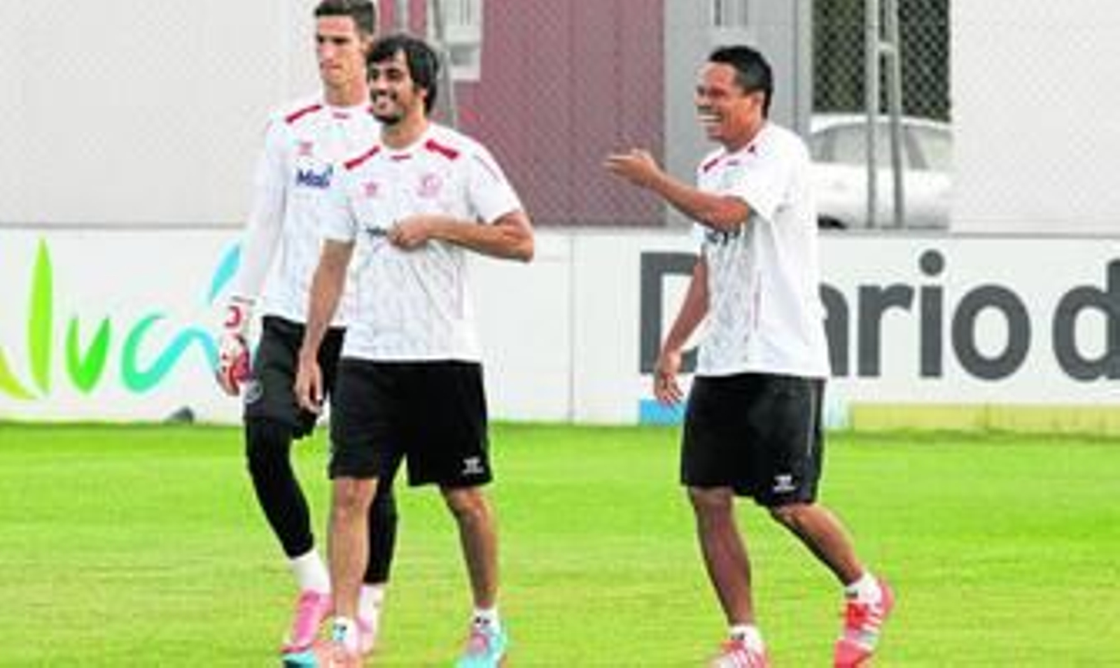 Bacca, de muy buen humor, sonríe junto a Arribas y Sergio Rico en el entrenamiento que tuvo el Sevilla en la tarde de ayer.