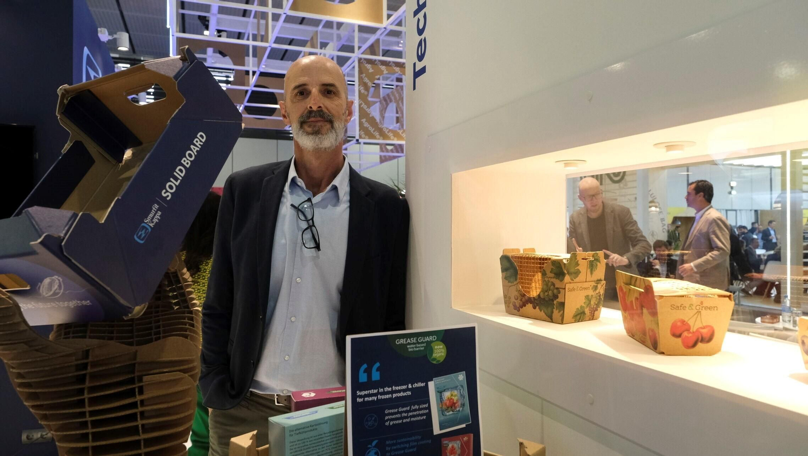 Javier Sala posa con una de las barquelinas sostenibles PunNet presentadas ayer.