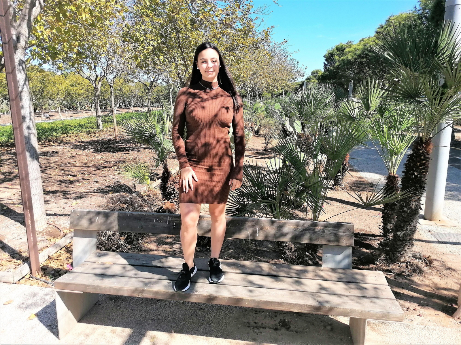 Mar Hernández en una zona verde de Retamar cerca de su casa donde vive junto a sus padres, Francis Hernández y Olga Berenguel.