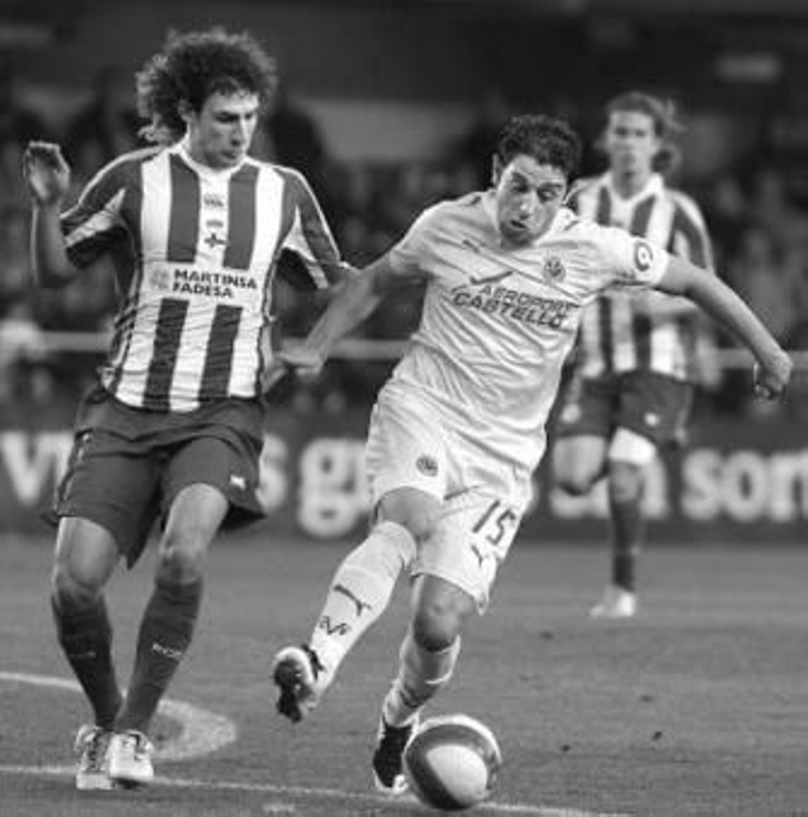 Nihat trata de zafarse de la marca de Coloccini. Nihat trata de zafarse de la marca de Coloccini.