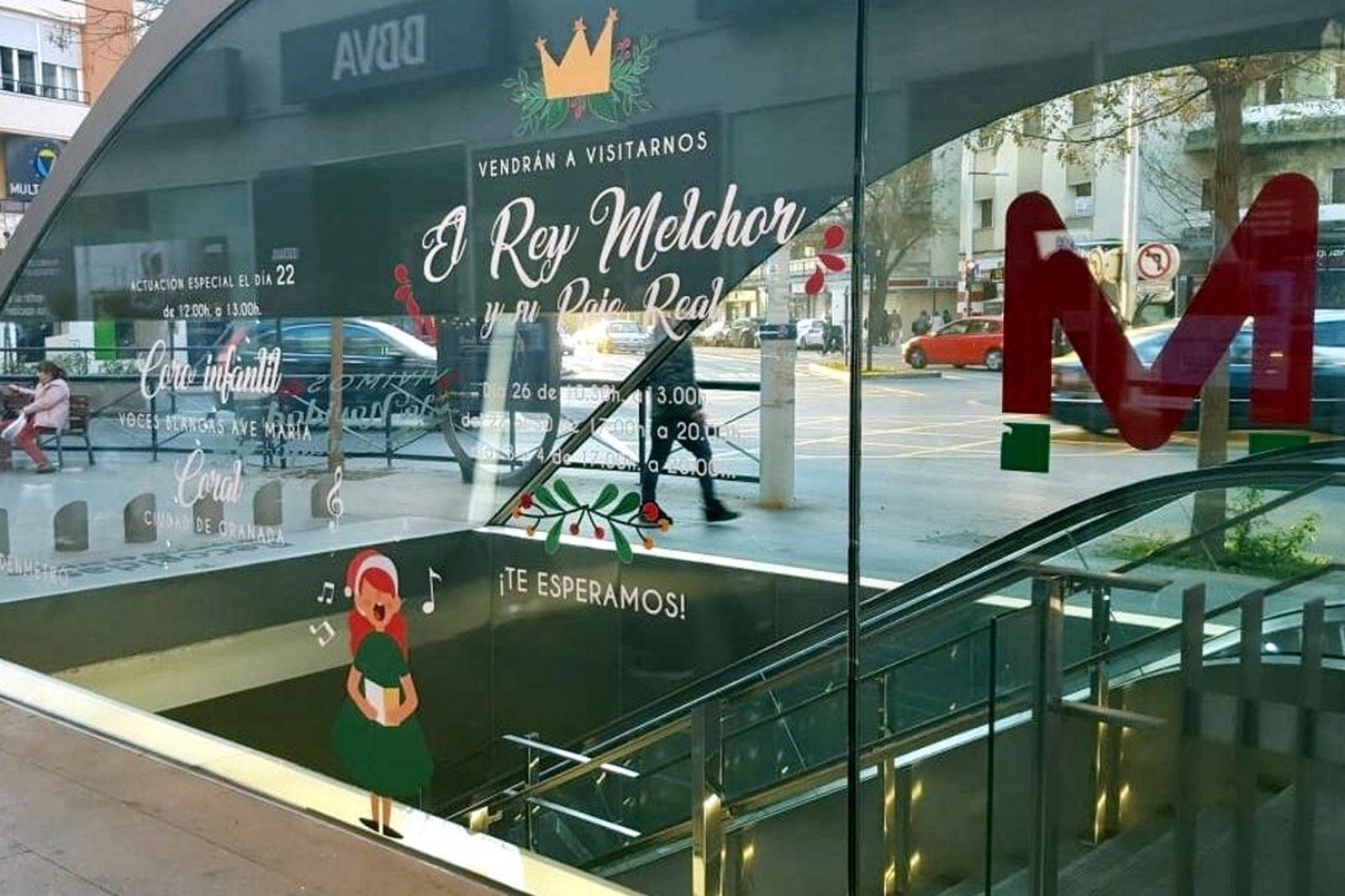 La bocana del Metro en Recogidas-Camino de Ronda decorada de Navidad