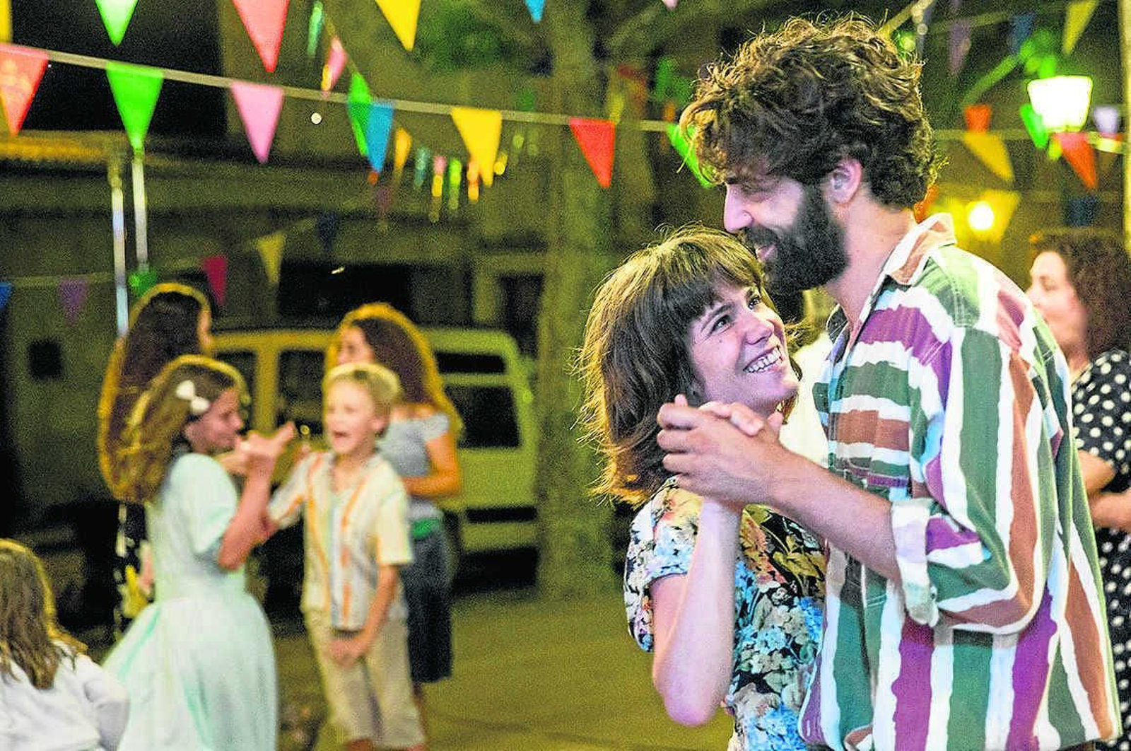 Bruna Cusí y David Verdaguer, en una escena de 'Verano 1993', el aplaudido debut de Carla Simón.