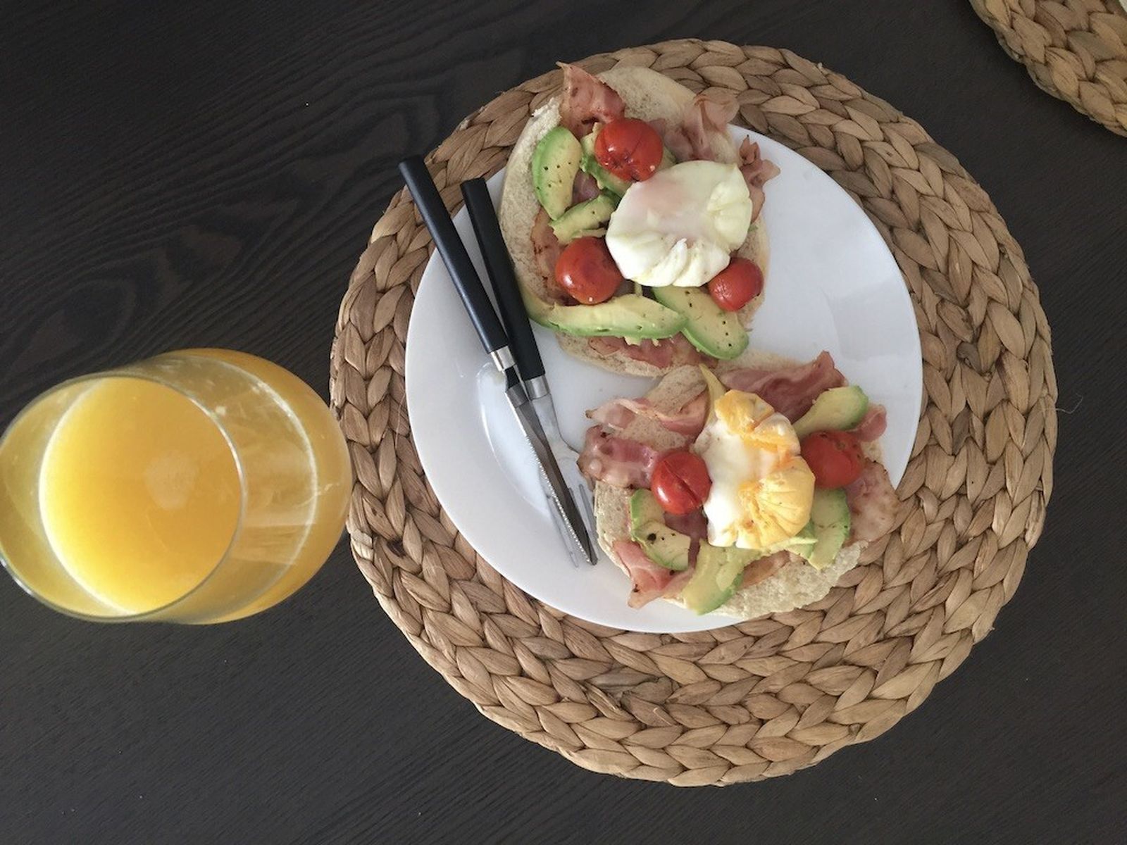 Preparar un desayuno especial para la familia. Los pequeños se convierten en auténticos cocineros para sorprender desde primera hora.