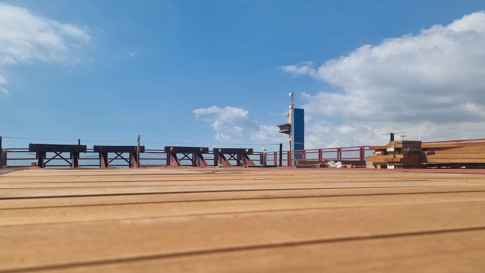 150.000 metros cúbicos de madera de iroko han sido empleados para pavimentar este paseo peatonal.