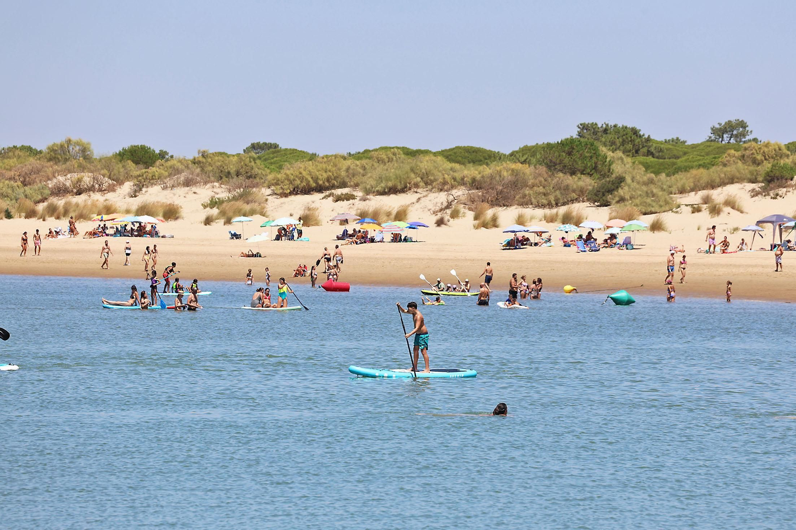 Ambiente en las playas de Huelva en la mañana de domingo