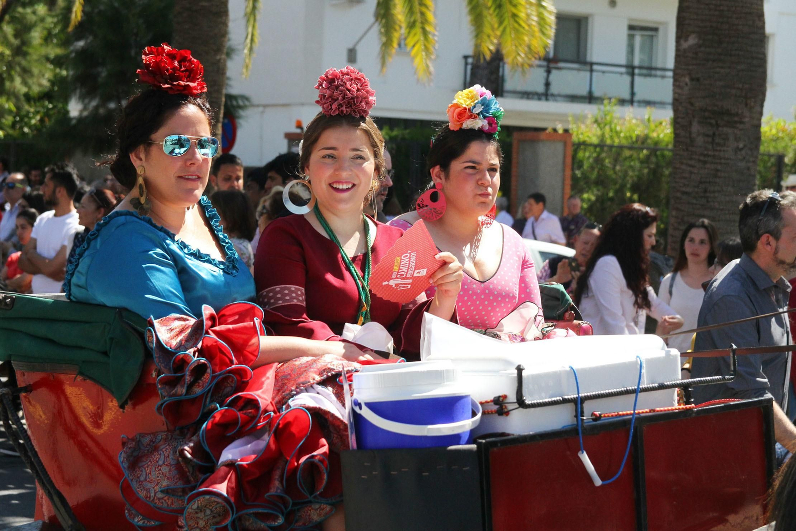 Imágenes de los caballistas, peregrinos a pie y carros de la Hdad de Emigrantes