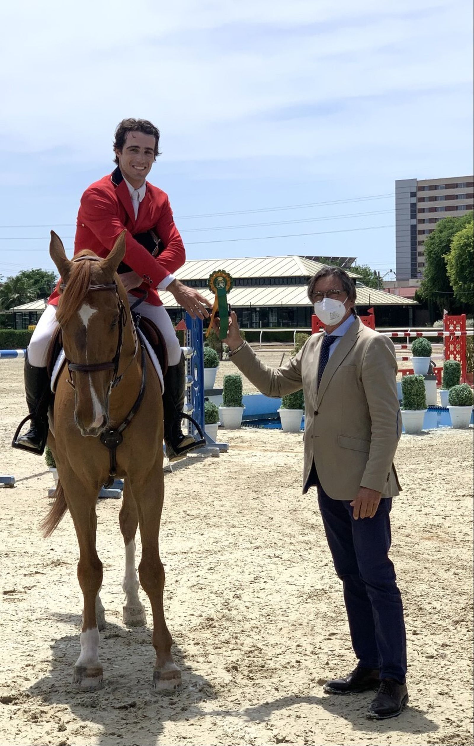 Nicolás Bidón, con Impressive K, recibe el Pequeño Gran Premio de manos del presidente del jurado.