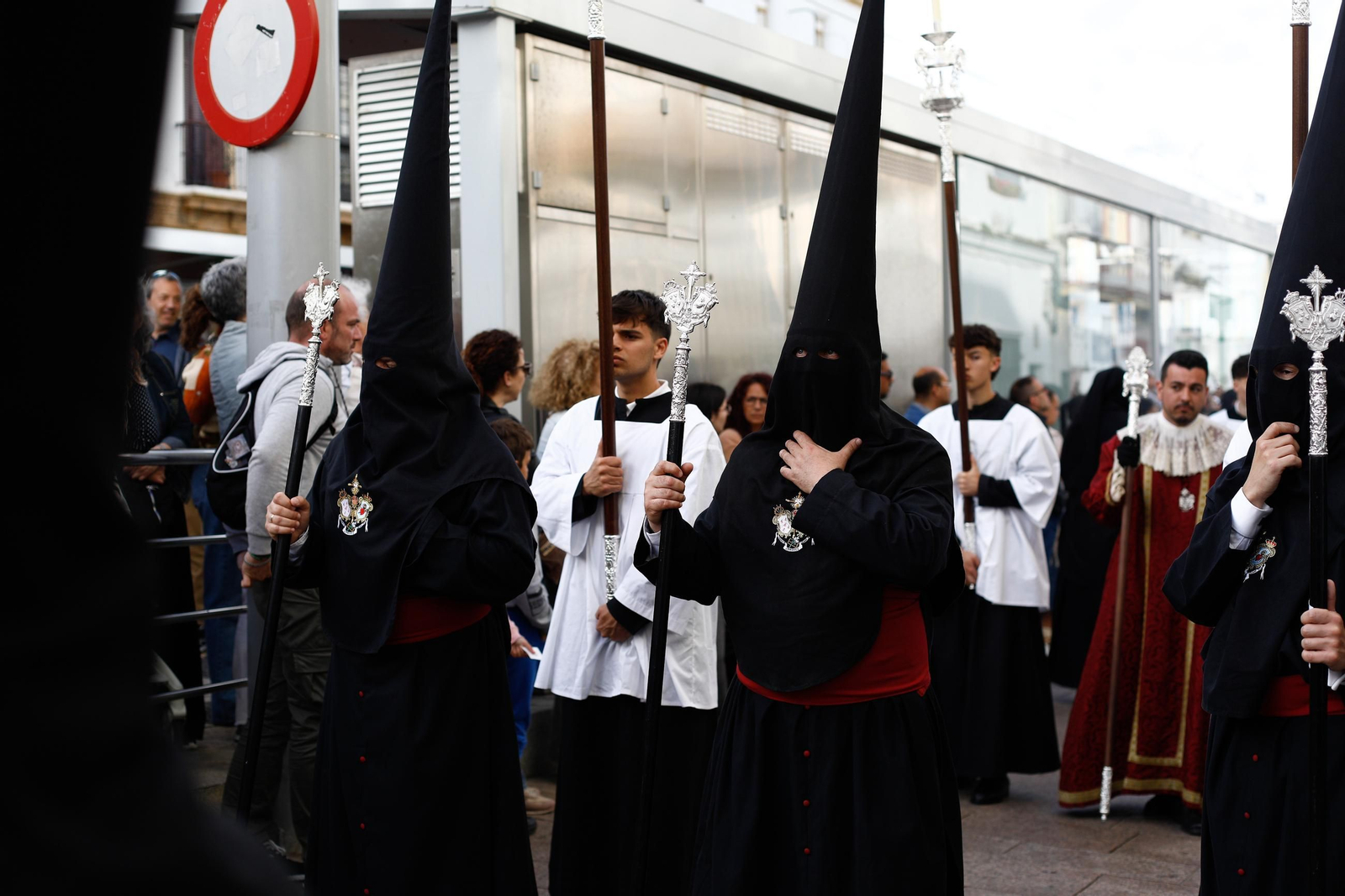 Imágenes de la salida de Desamparados en la Semana Santa de San Fernando 2025