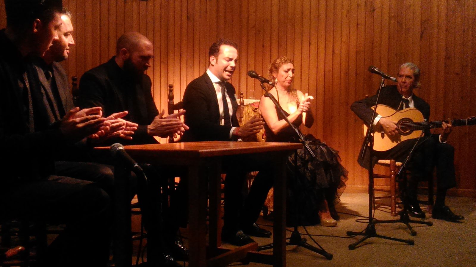 El cantaor Jesús Méndez acompañando a Esperanza Fernández y al guitarrista Miguel Ángel Cortés y el resto del elenco en un tramo de la gira.