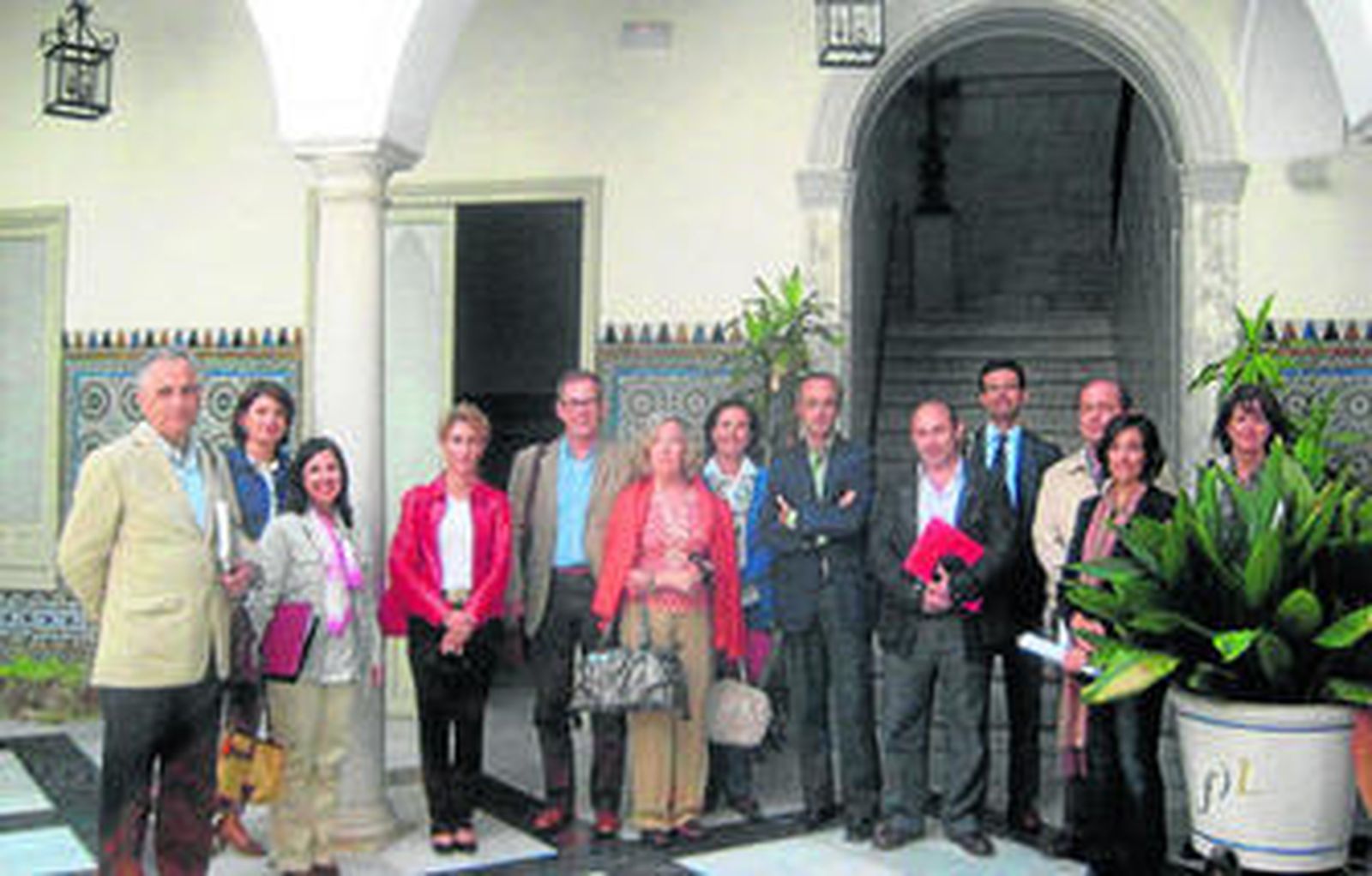 Los miembros de la comisión, durante su visita a la Casa Fabiola.