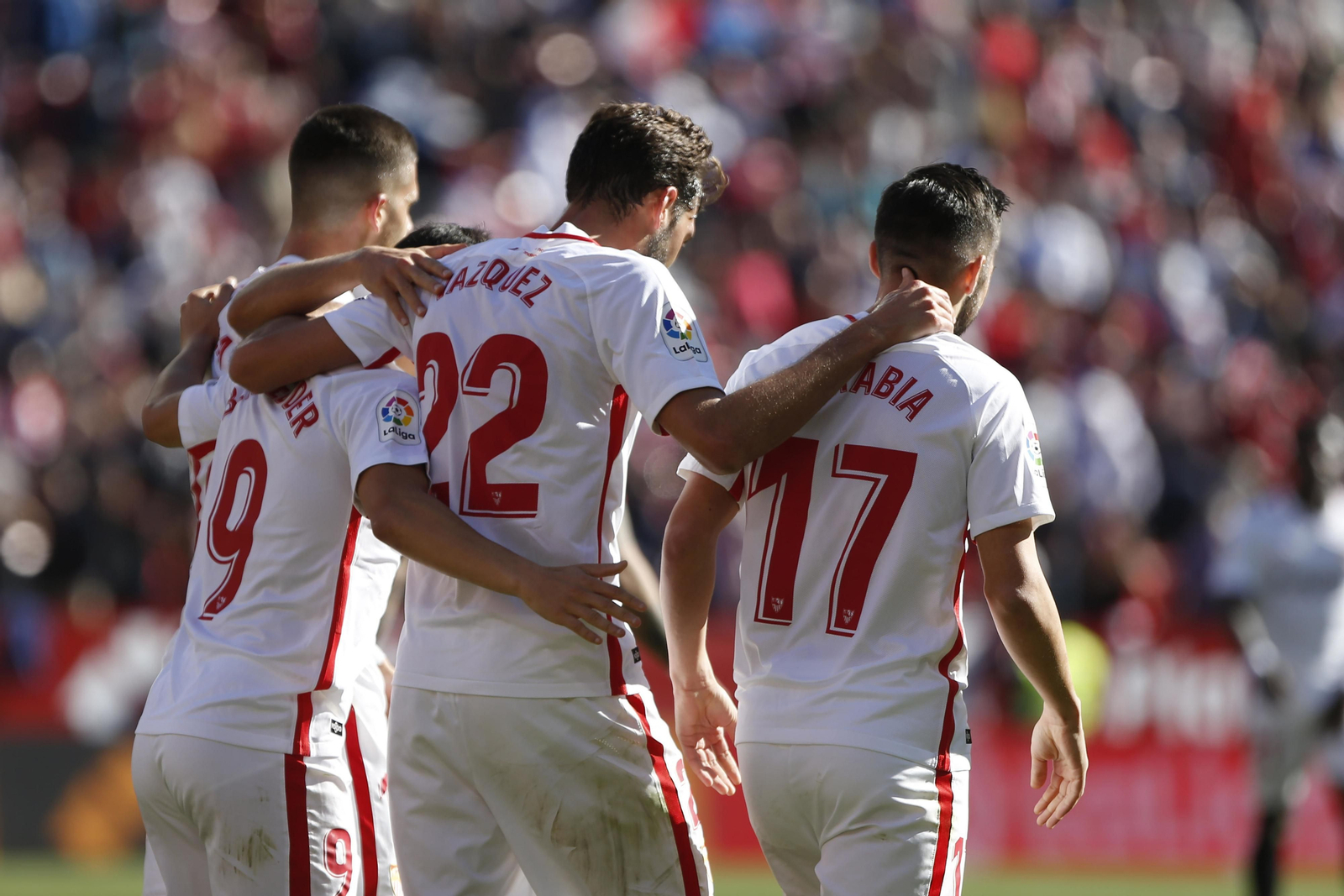 Los futbolistas del Sevilla festejan uno de los goles al Levante.