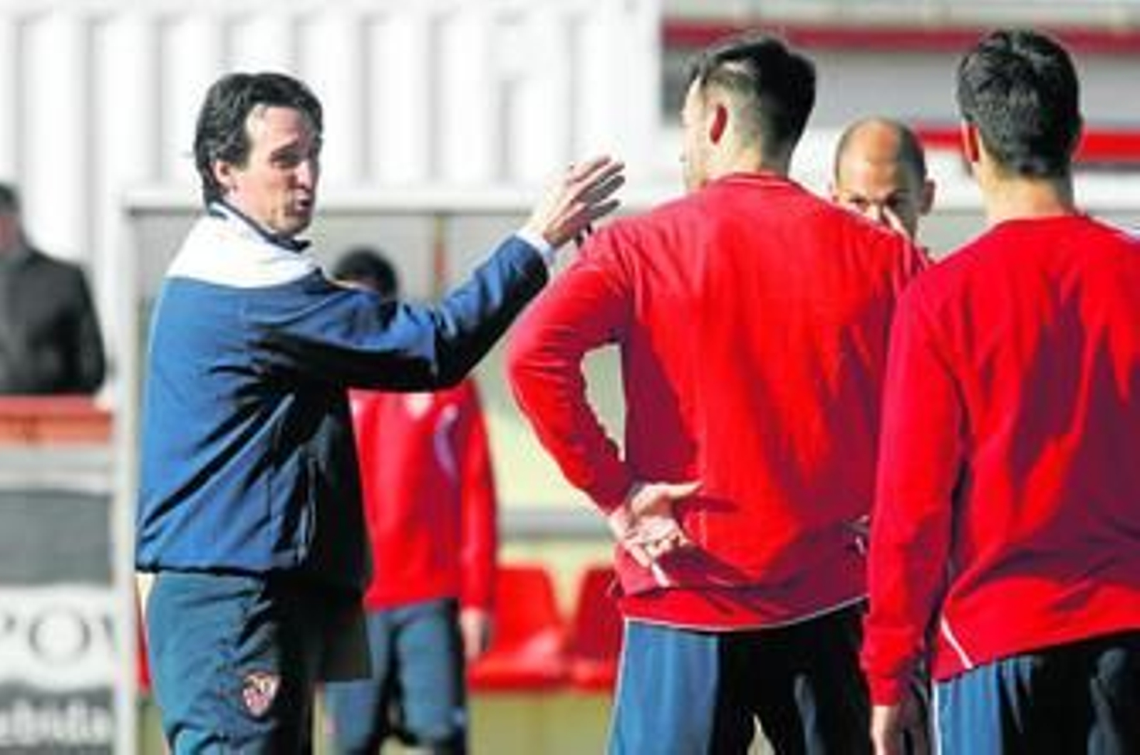 Unai Emery se dirige a varios jugadores durante un entrenamiento de esta semana.