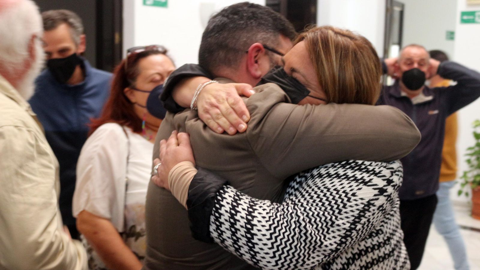 La alcaldesa se abraza con el Hermano Mayor del Nazareno, Carlos Canca
