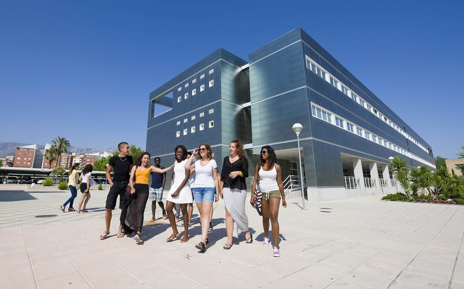 Alumnos en el Campus de Las Lagunillas.