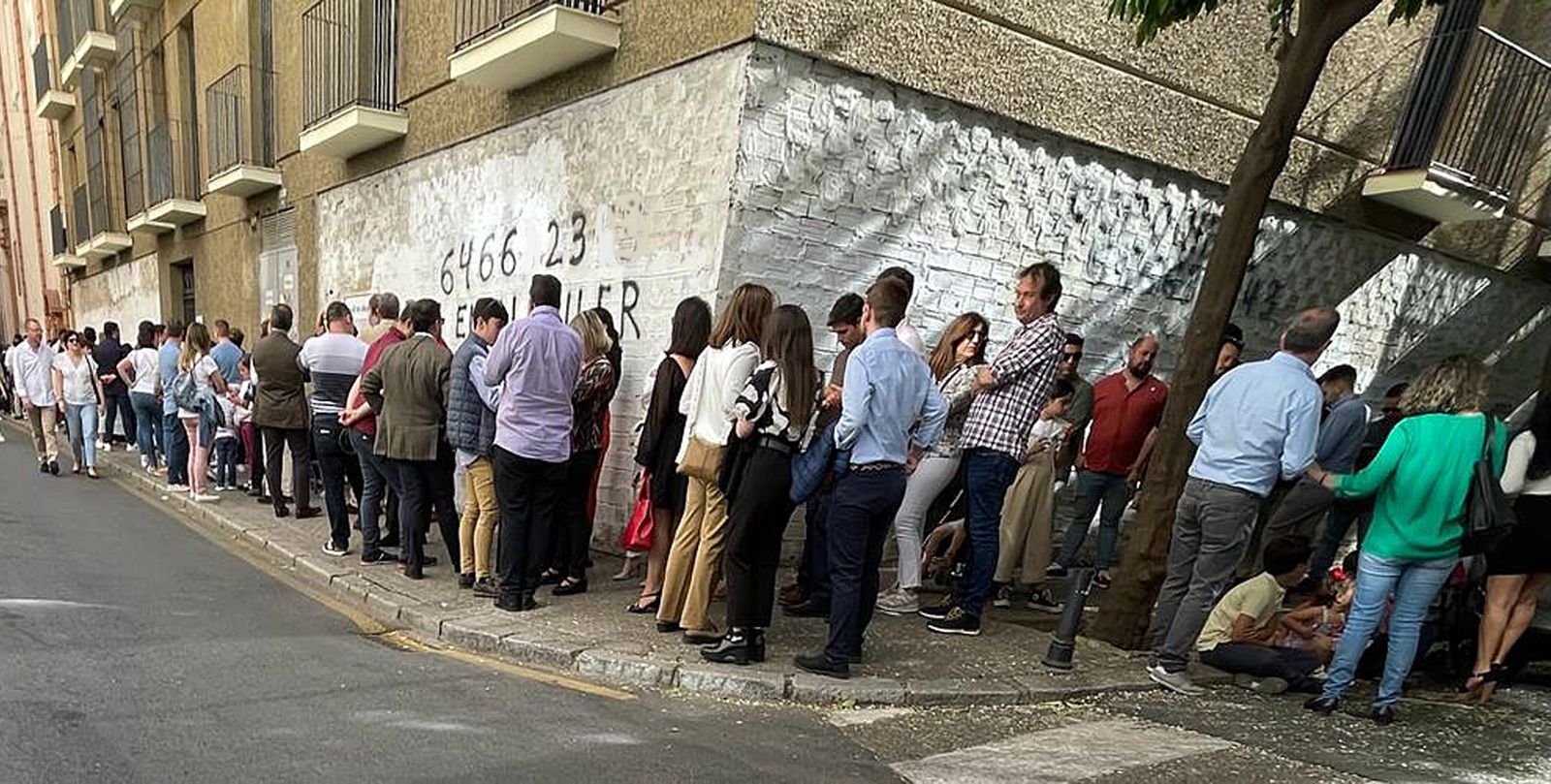 Cola de personas para entrar al besapié y besamano en la Hermandad de Montserrat.