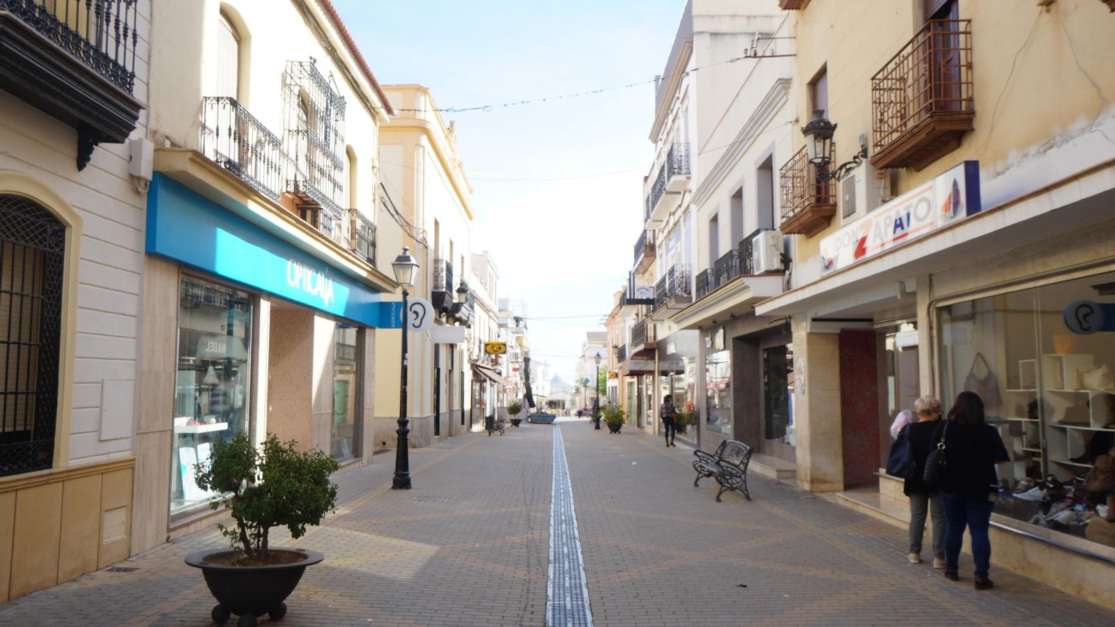 Una calle céntrica de Peñarroya-Pueblonuevo.