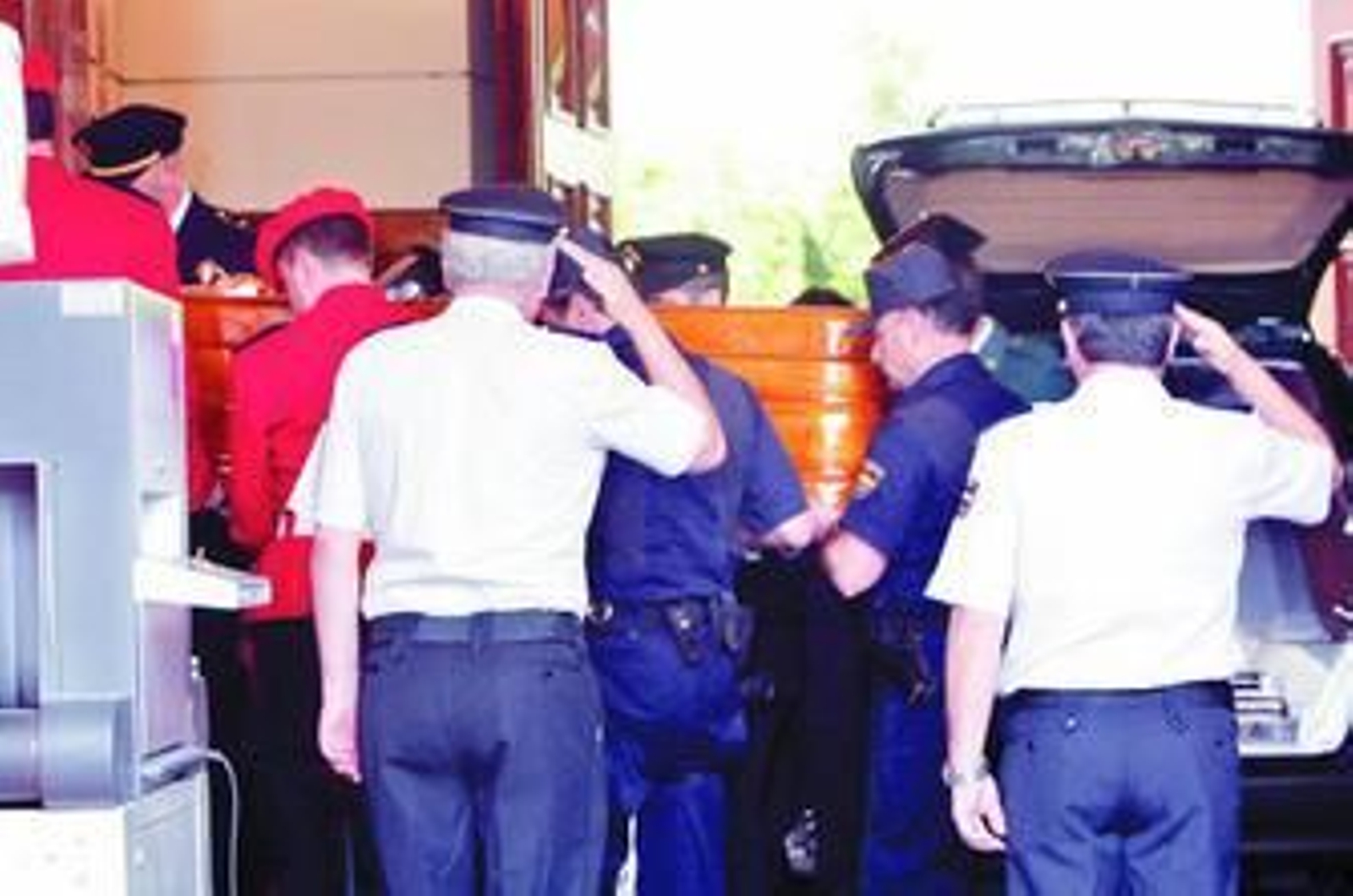 El féretro con el cuerpo del inspector de policía Eduardo Puelles García, al llegar ayer a la capilla ardiente.