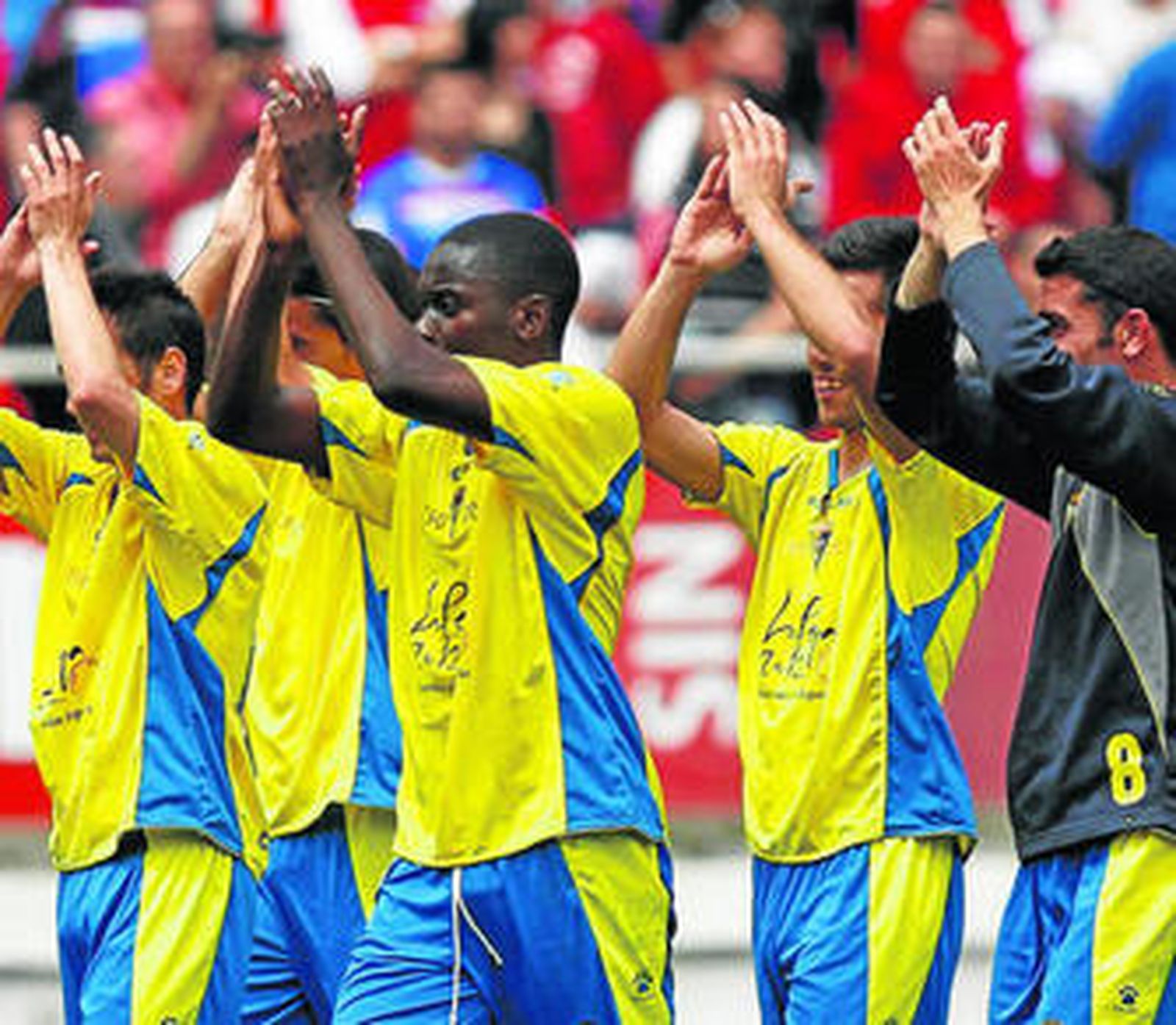 Moke y sus compañeros saludan tras la importante victoria obtenida en el Sánchez Pizjuán.