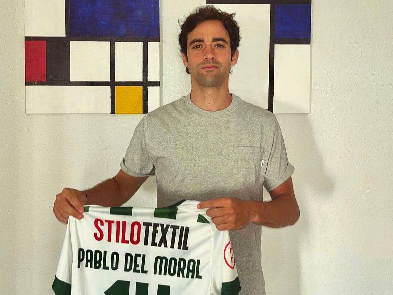 Pablo del Moral posa con una de sus camisetas del Córdoba Futsal en el anuncio de su regreso.