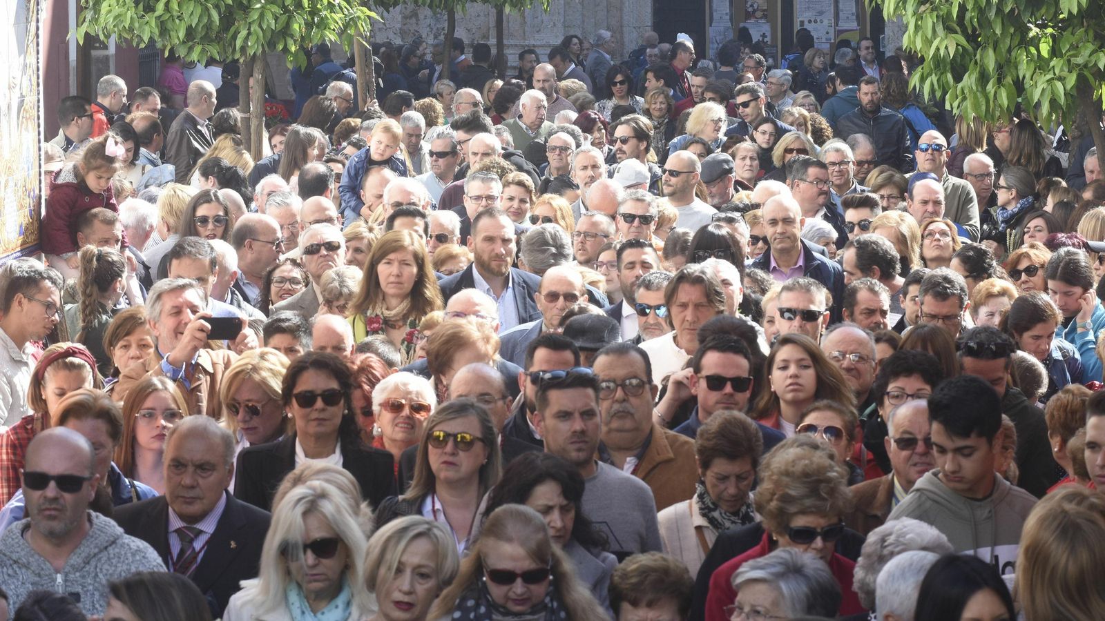 Cordobeses y turistas esperan para ver el paso de un procesión.