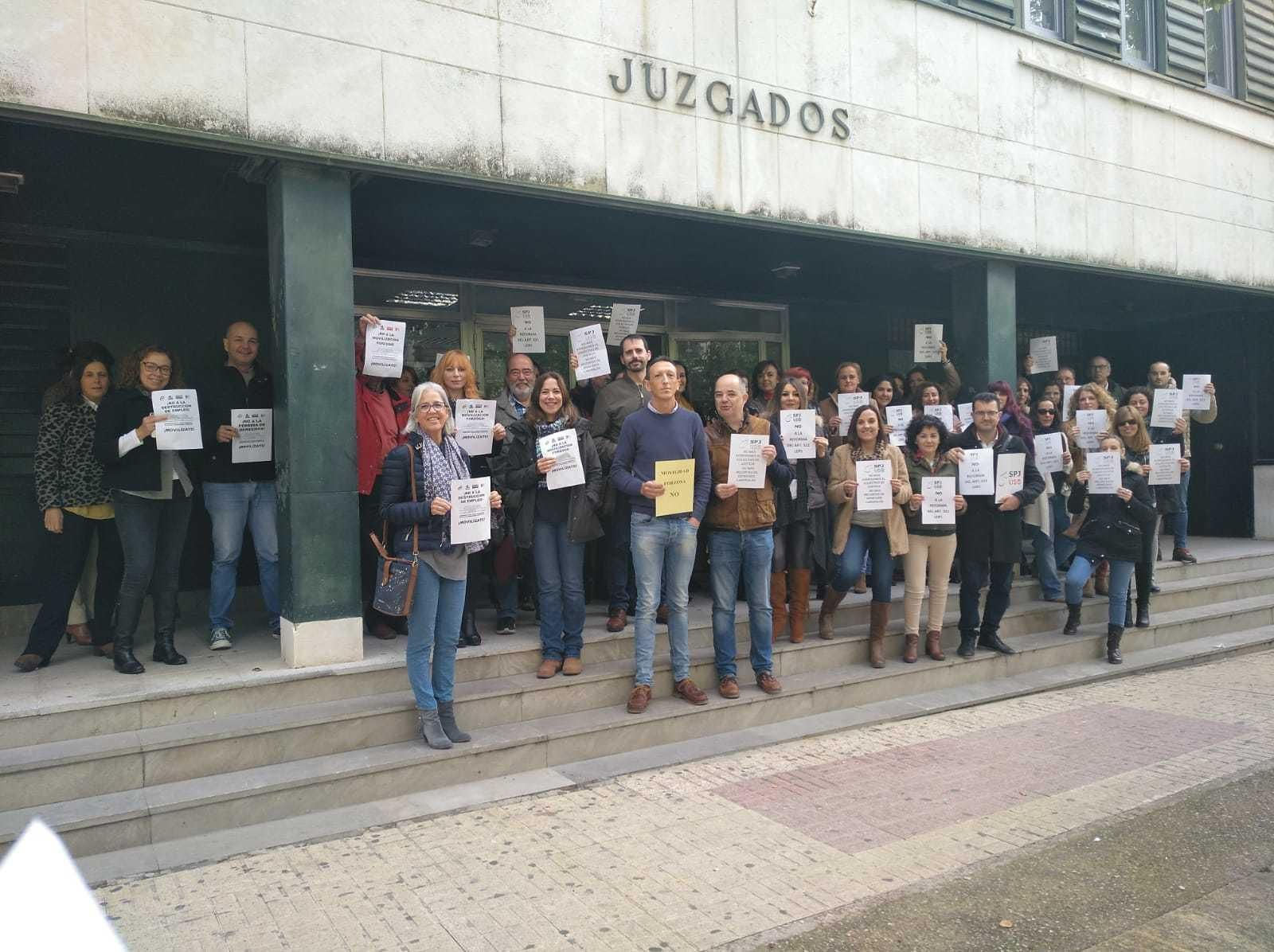 Un momento de la protesta llevada a cabo ayer ante los juzgados de García-Figueras.