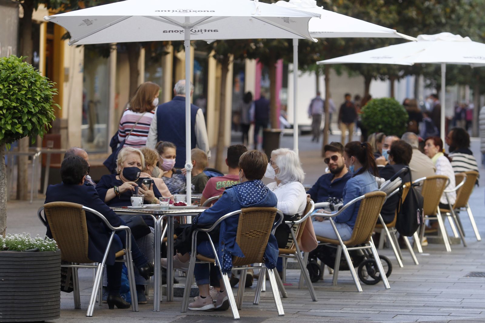 Un grupo de personas toma algo en una terraza del centro de Córdoba.