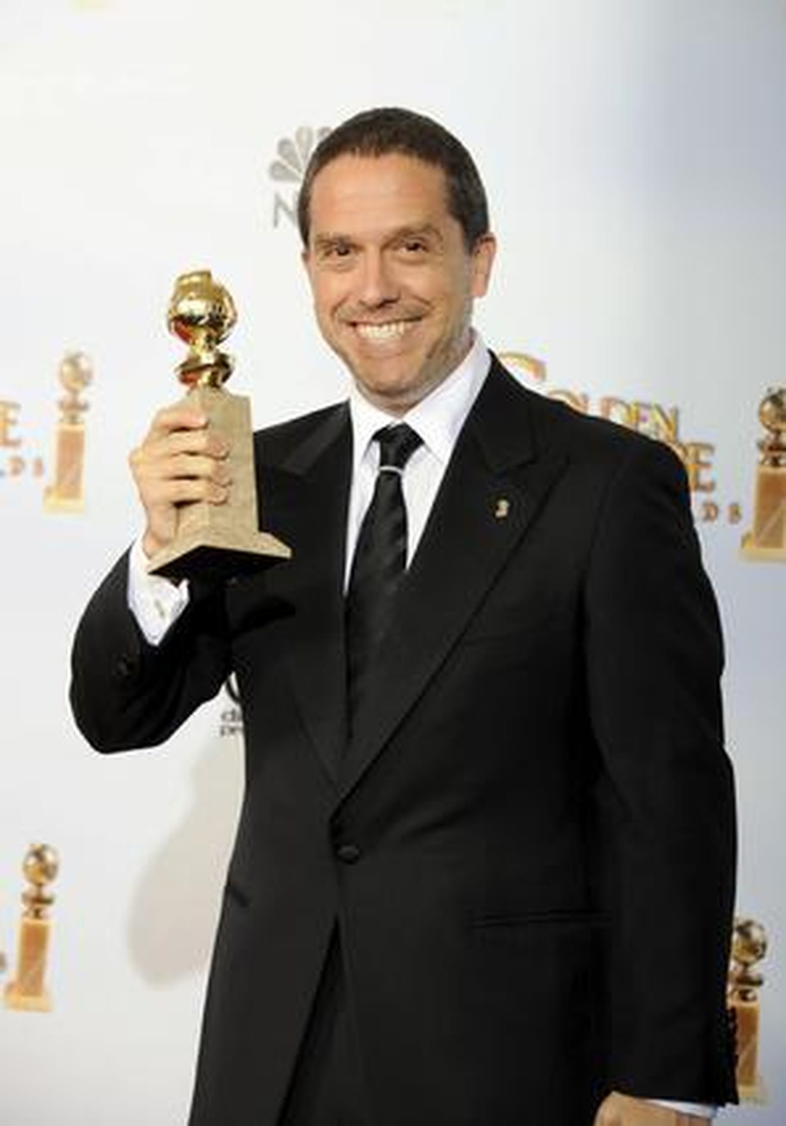 El director estadounidense Lee Unkrich posa con globo de oro al Mejor Filme Animado por 'Toy Story 3'. / EFE