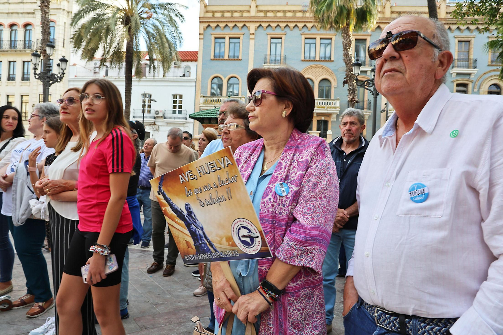 Imágenes de la concentración por las infraestructuras para Huelva