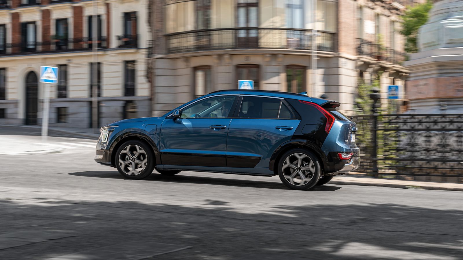 El Niro hibrido enchufable tiene, ahora, una mayor potencia combinada que antes: frente a 141 CV, 183, gracias al incremento de potencia del motor eléctrico de su sistema de propulsión.