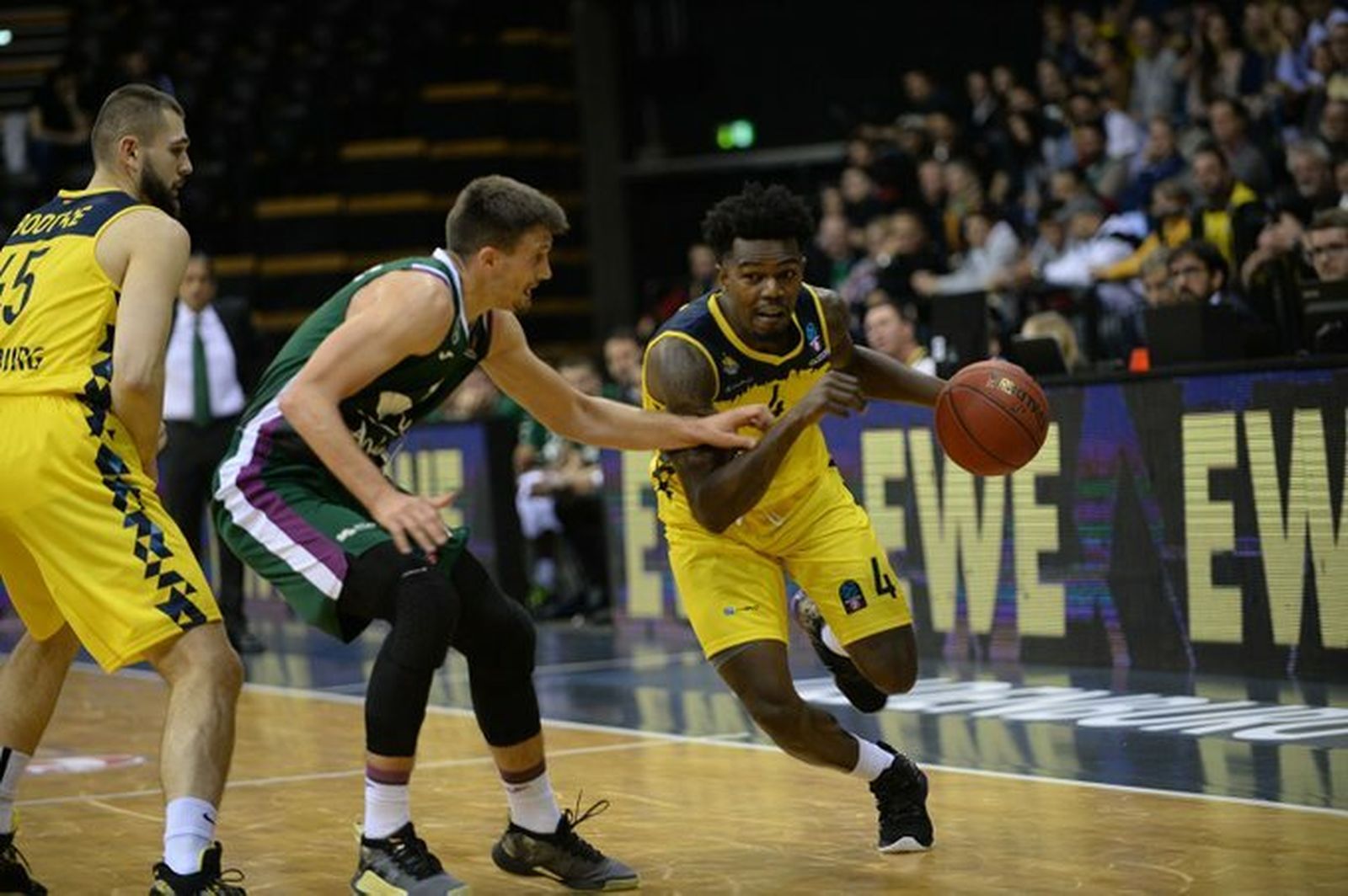 Avramovic intenta parar a Blakes.