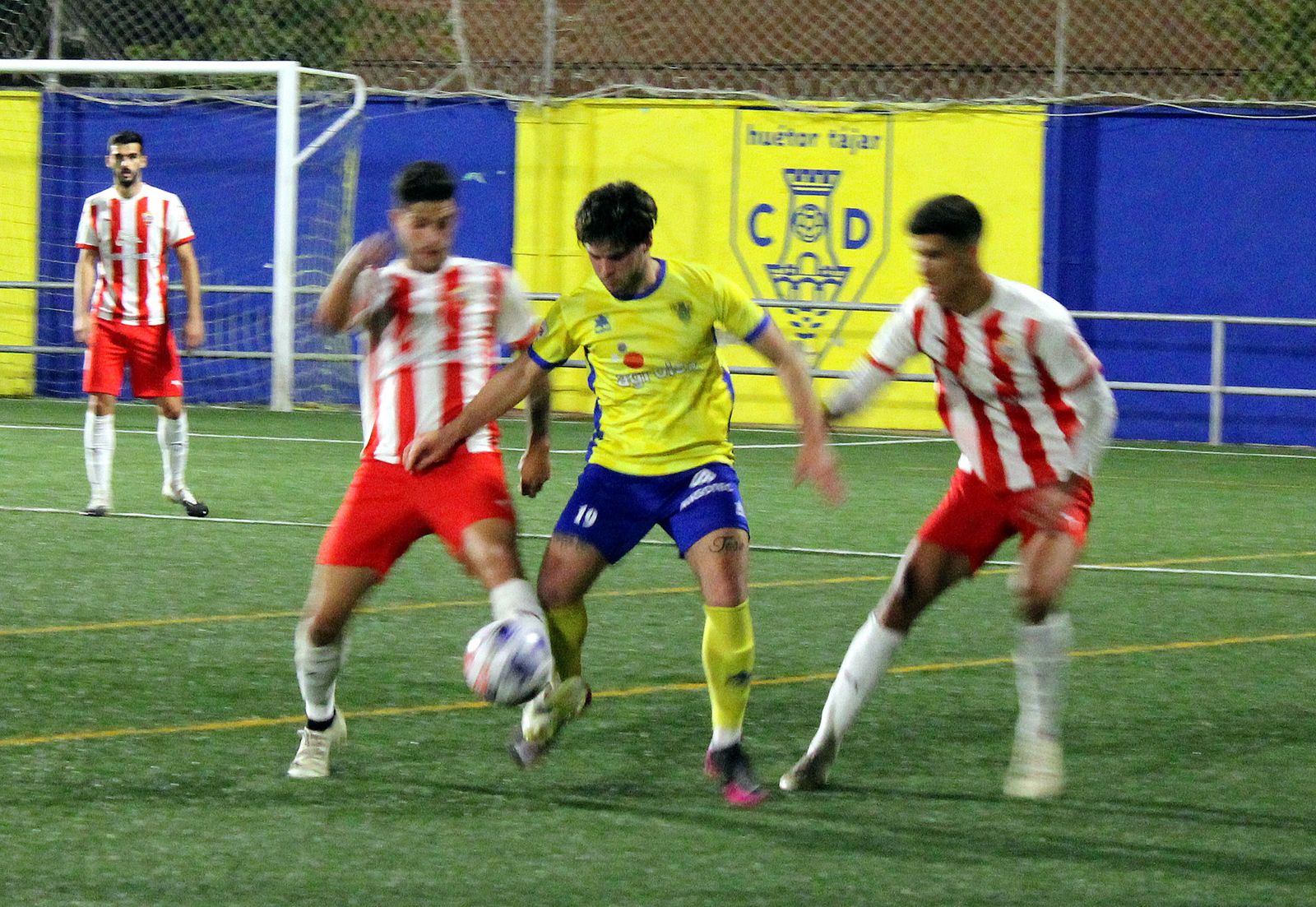 Javi Pérez da los tres puntos al Huétor Tájar ante el Almería B (1-0)