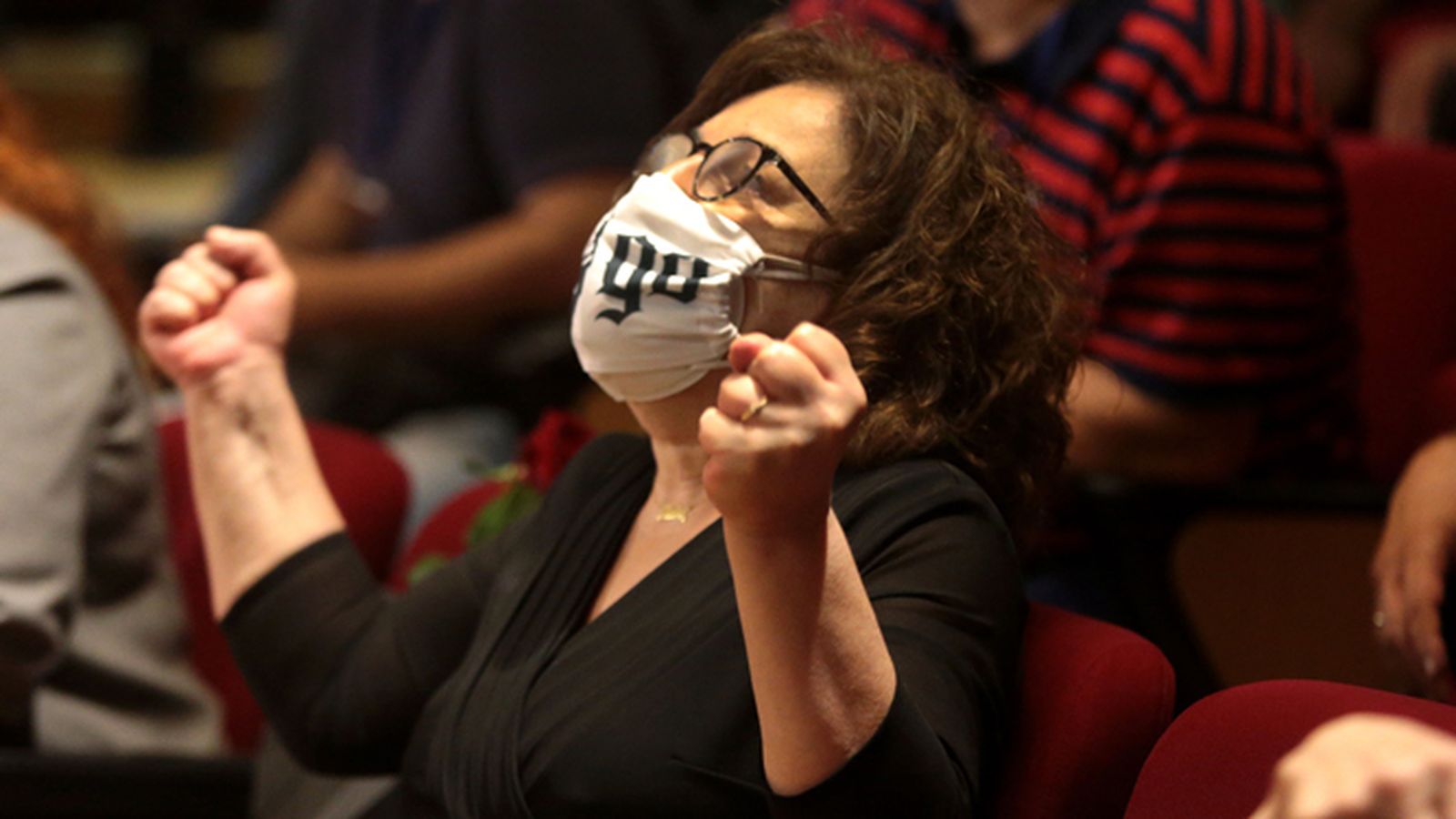 Magda Fyssas, madre del rapero asesinado Pavlos Fyssas, celebra la decisión del Tribunal de Apelaciones de Atenas.