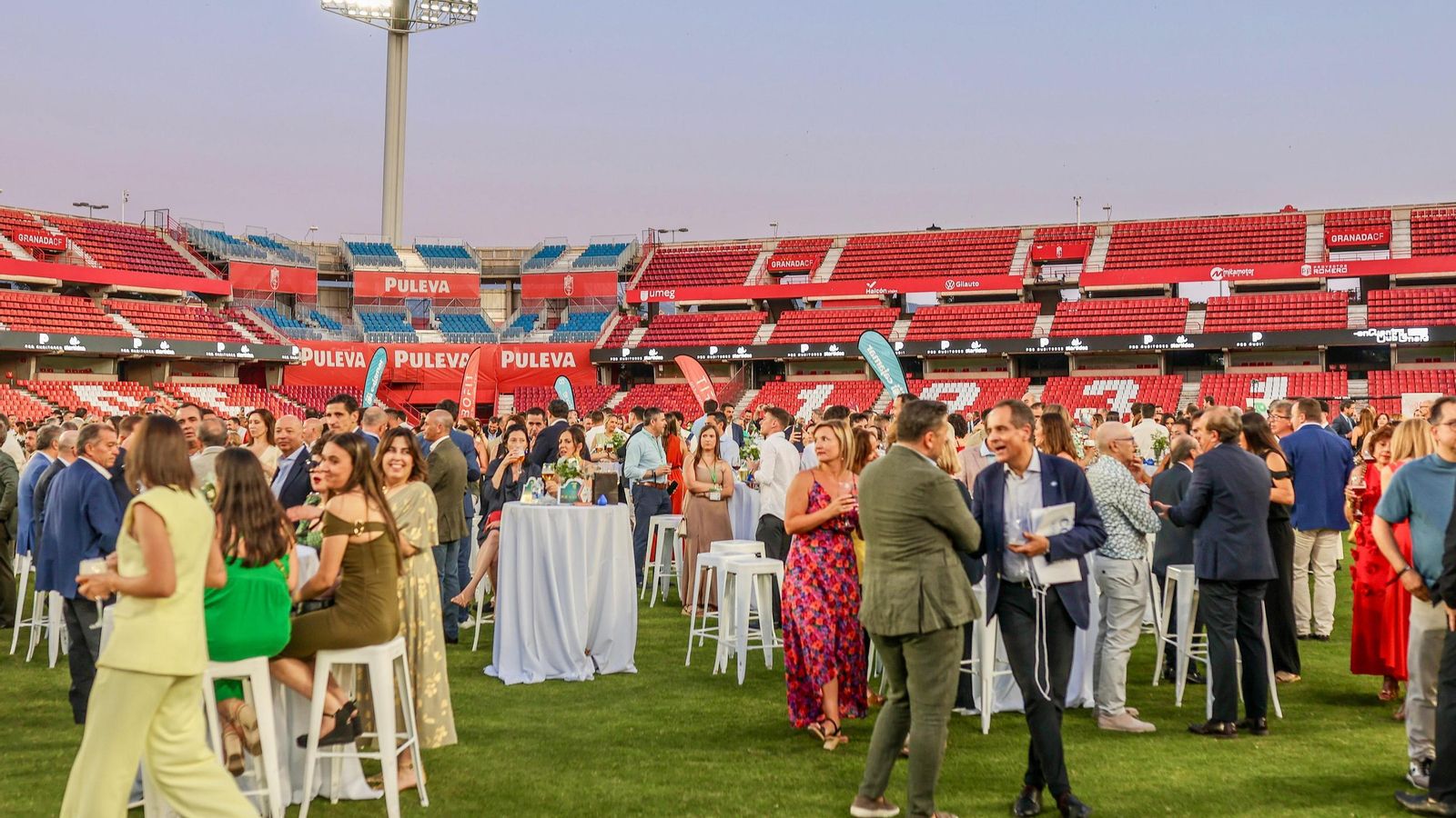 Cámara Granada celebra diez años de encuentros de su club en una cita multitudinaria en Los Cármenes